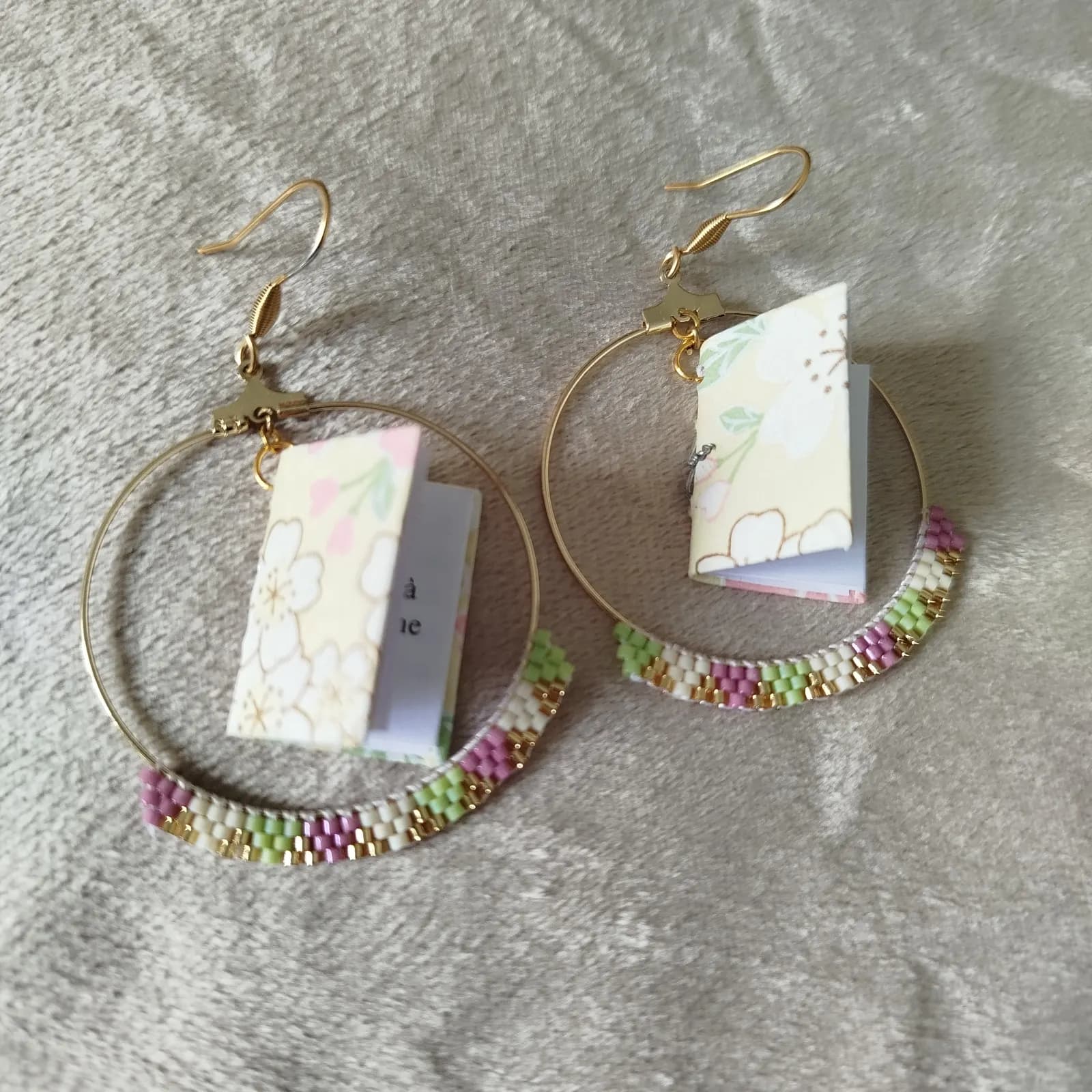Boucles d'oreilles mini livres créole avec tissage de perles japonais