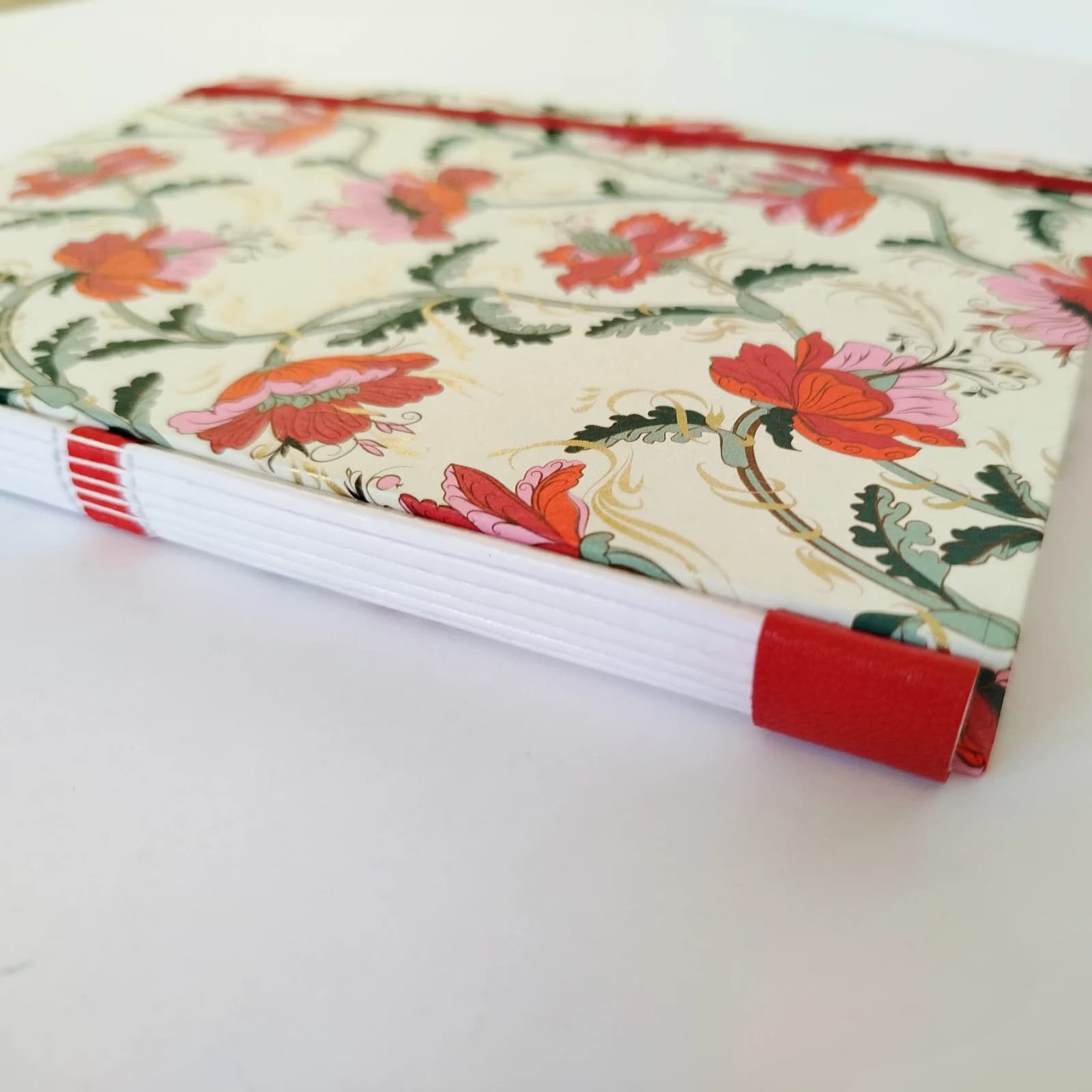 Carnet relié, motif fleurs rouges, dessin écriture