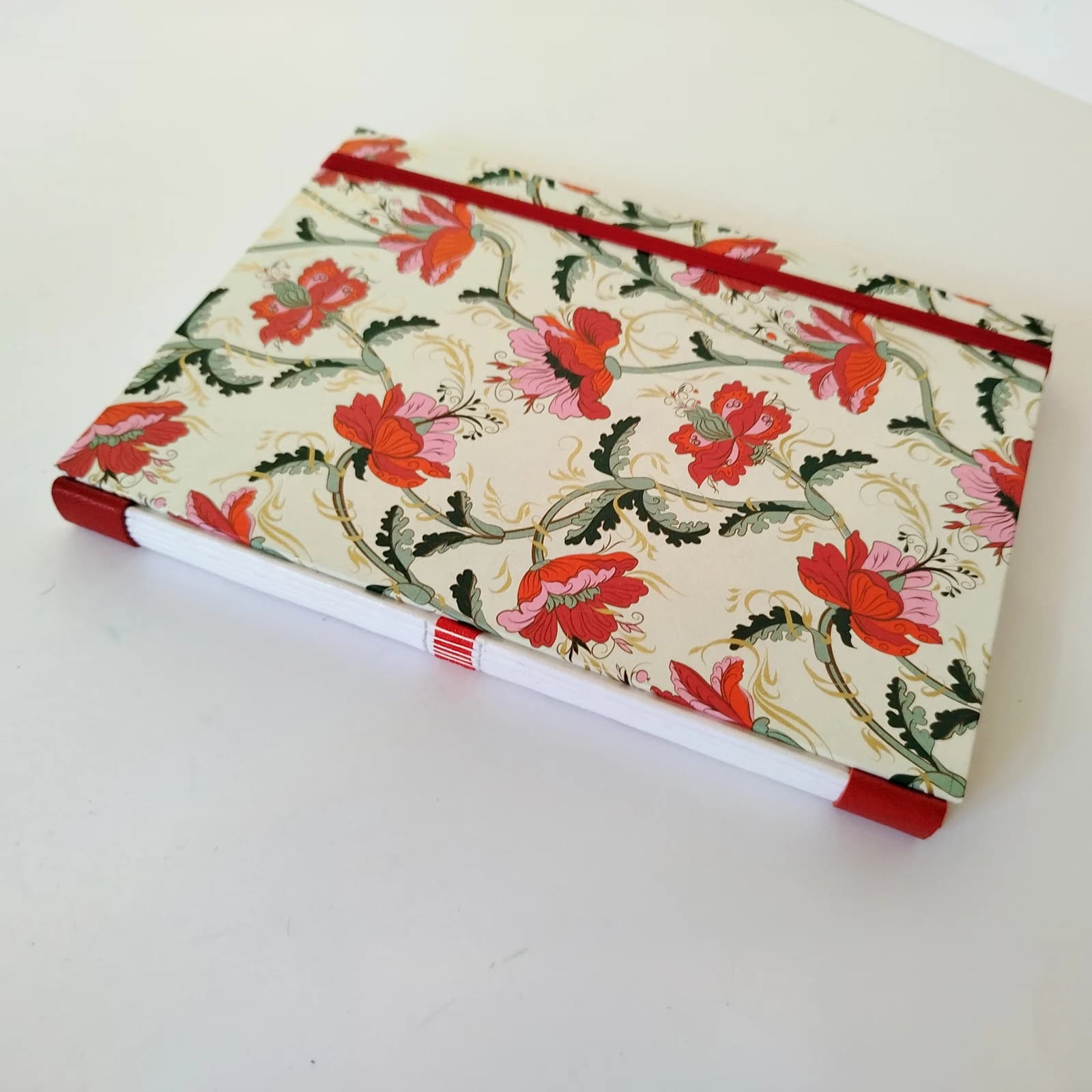 Carnet relié, motif fleurs rouges, dessin écriture