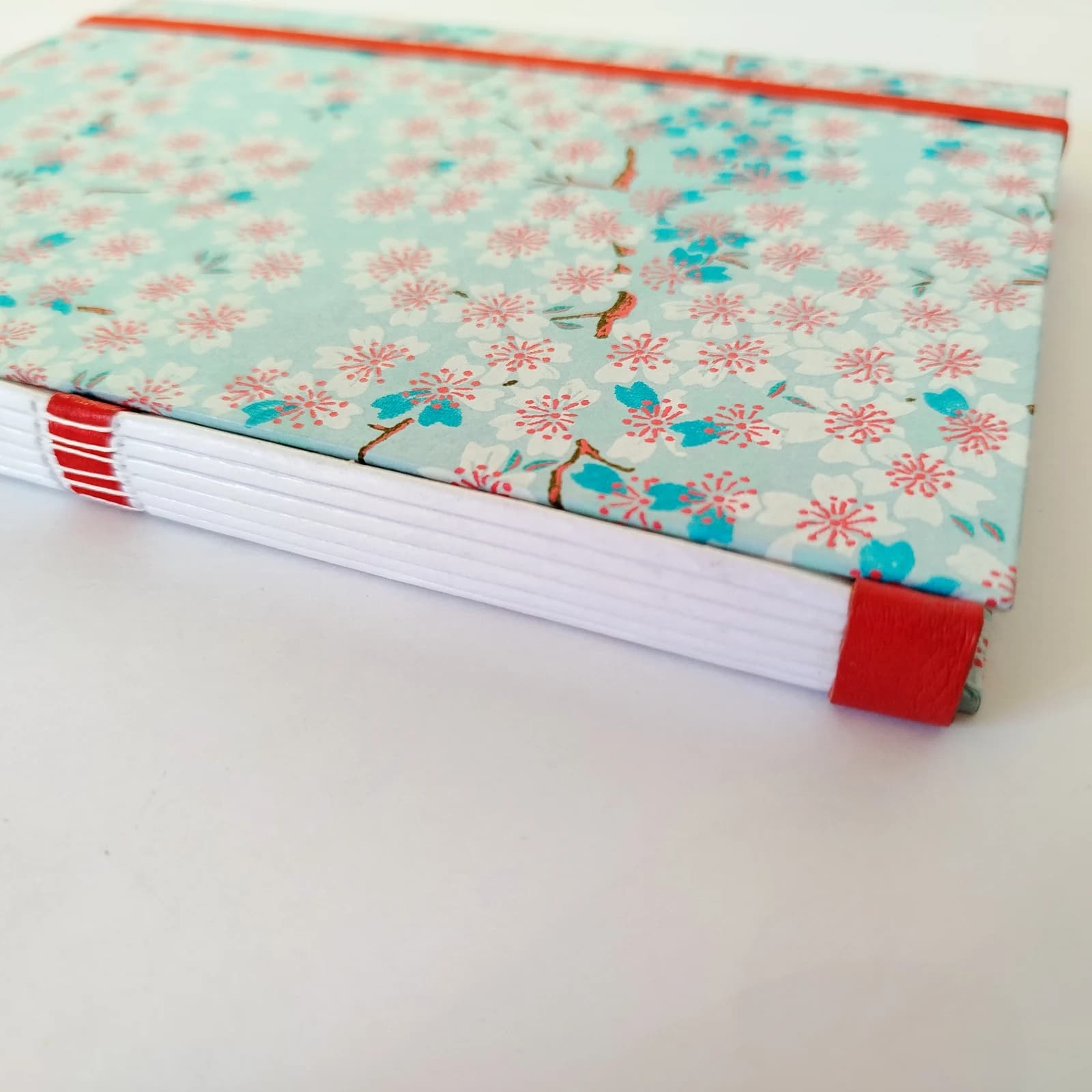 Carnet reliure artisanale à motifs de fleurs de cerisier bleu et rouge