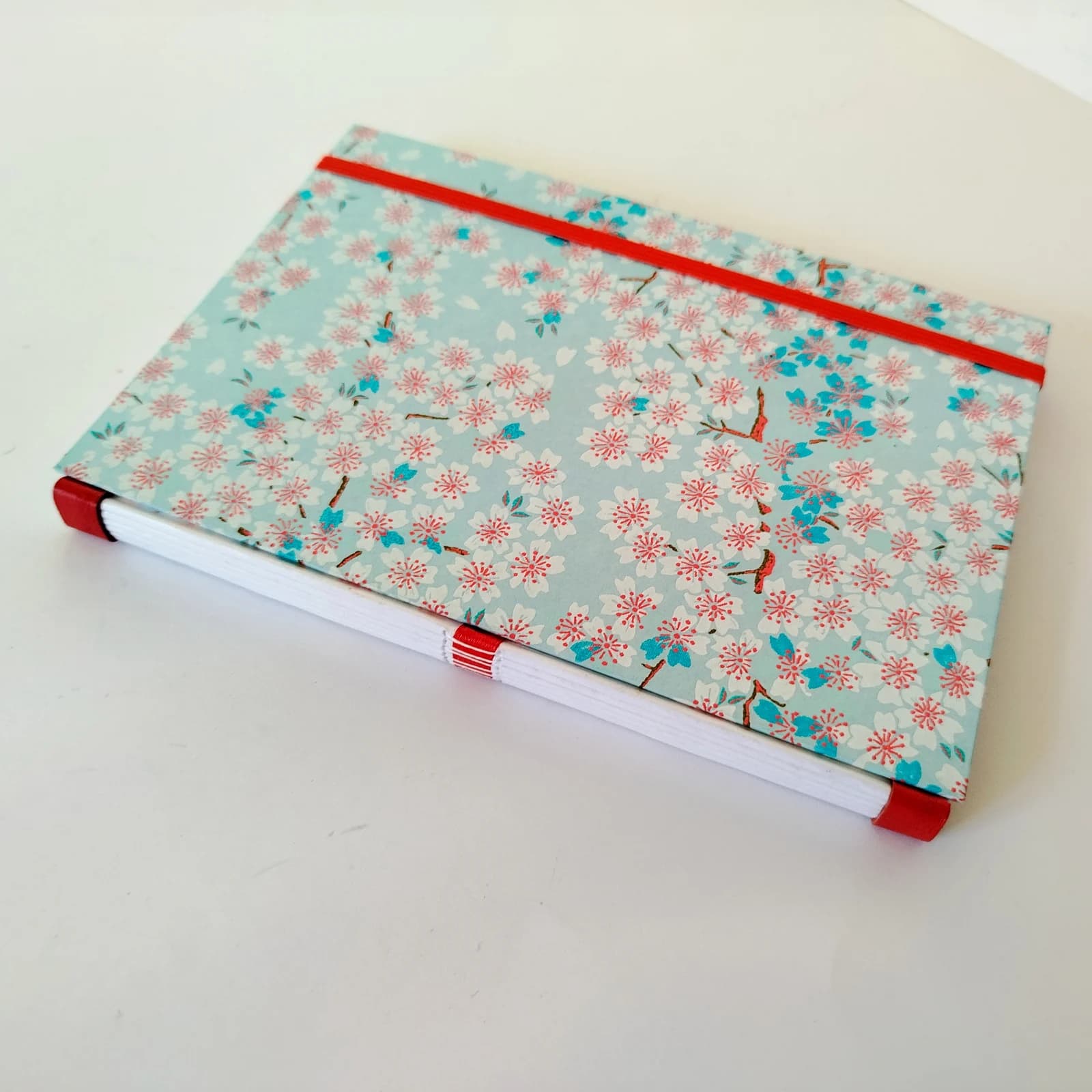 Carnet reliure artisanale à motifs de fleurs de cerisier bleu et rouge