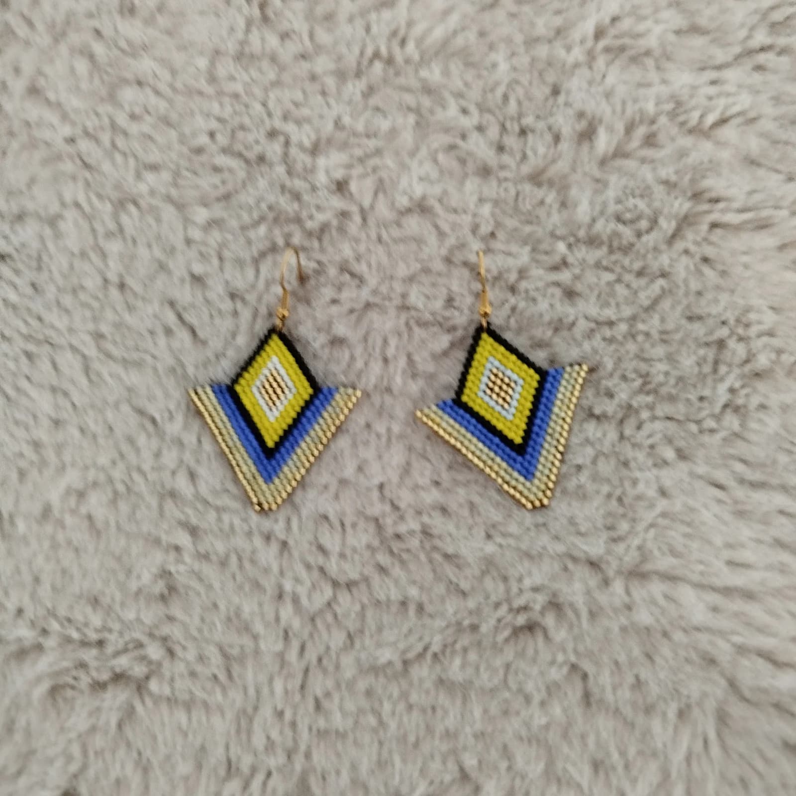 Boucles d’oreilles pendantes géométriques en perles tissées