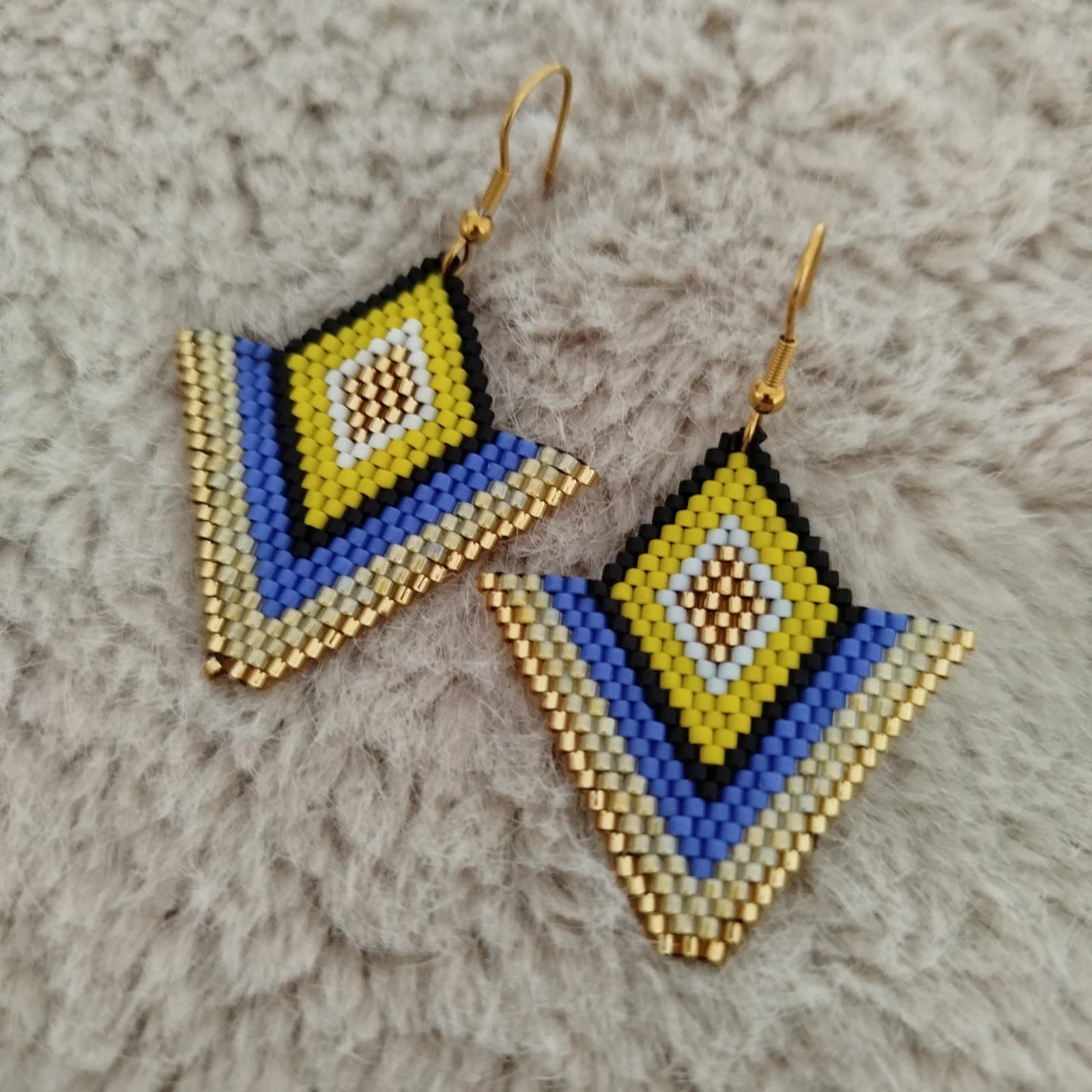 Boucles d’oreilles pendantes géométriques en perles tissées