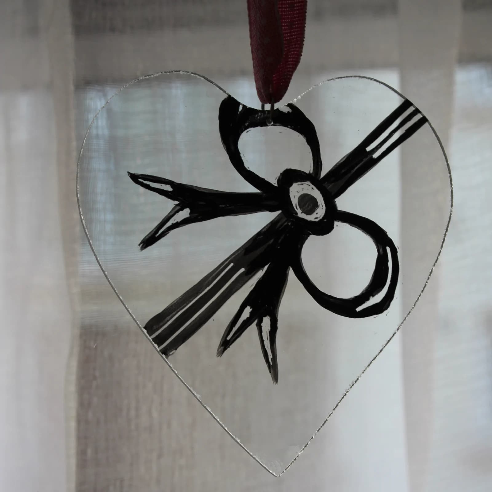 Cœur suspendu en verre peint, blanc
