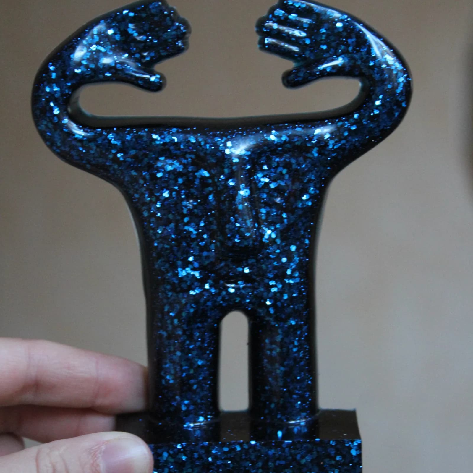 Statuette Hautlesmains en résine bleu