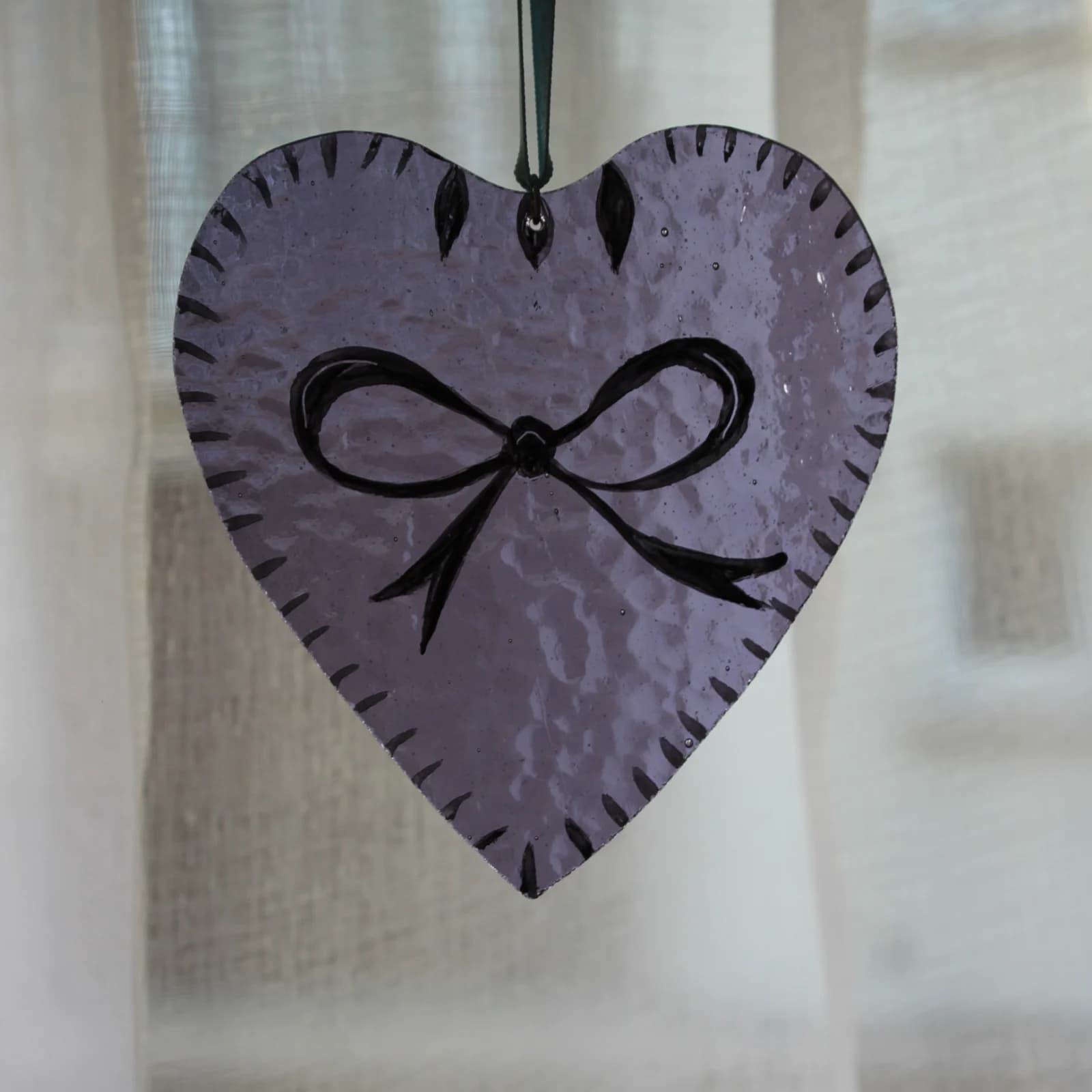 Cœur suspendu en verre peint verre violet