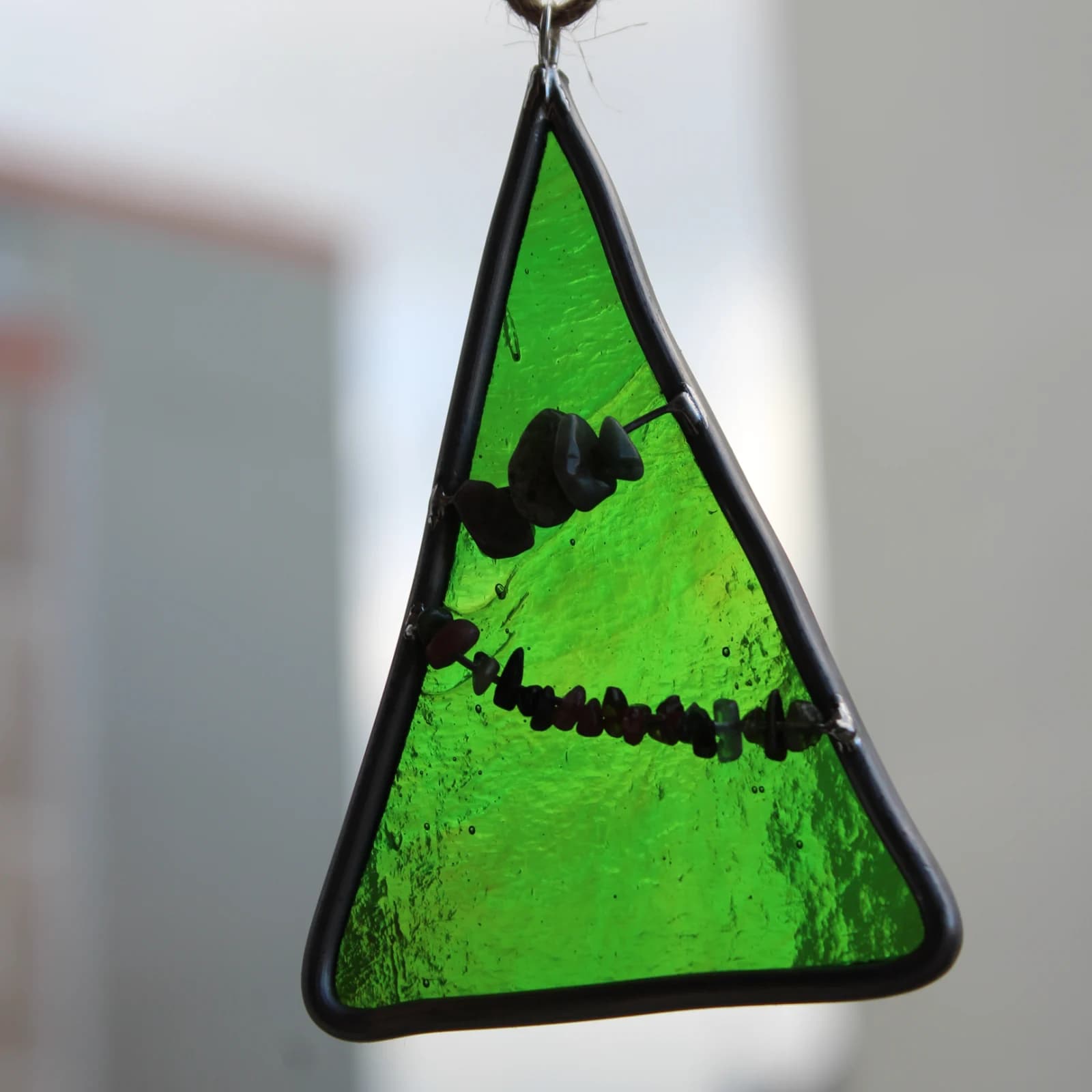 Suspension sapin en verre et ses banderoles en pierre semi précieuse