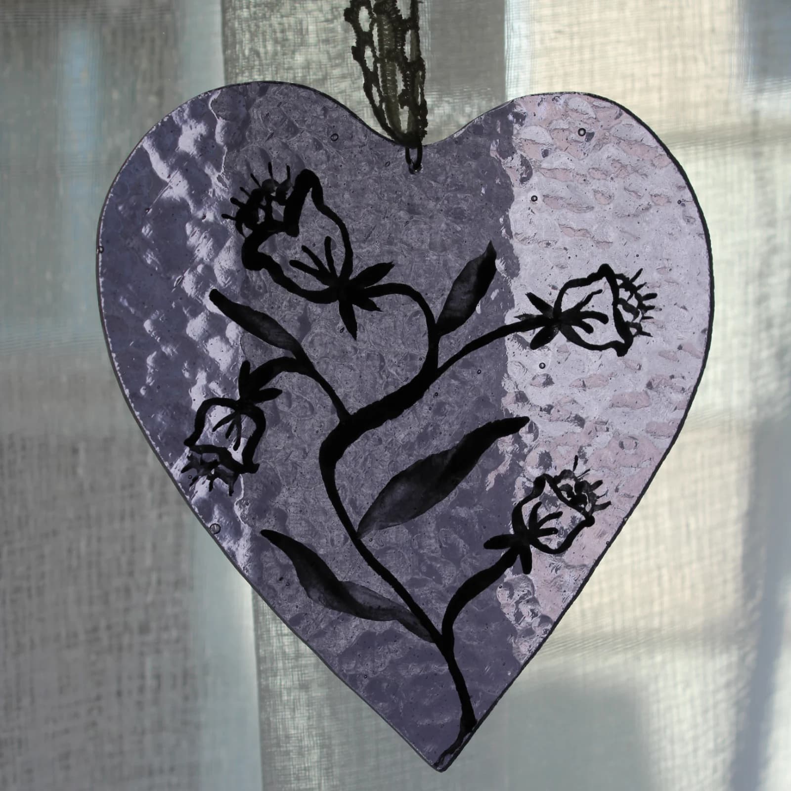 Cœur suspendu en verre peint verre violet