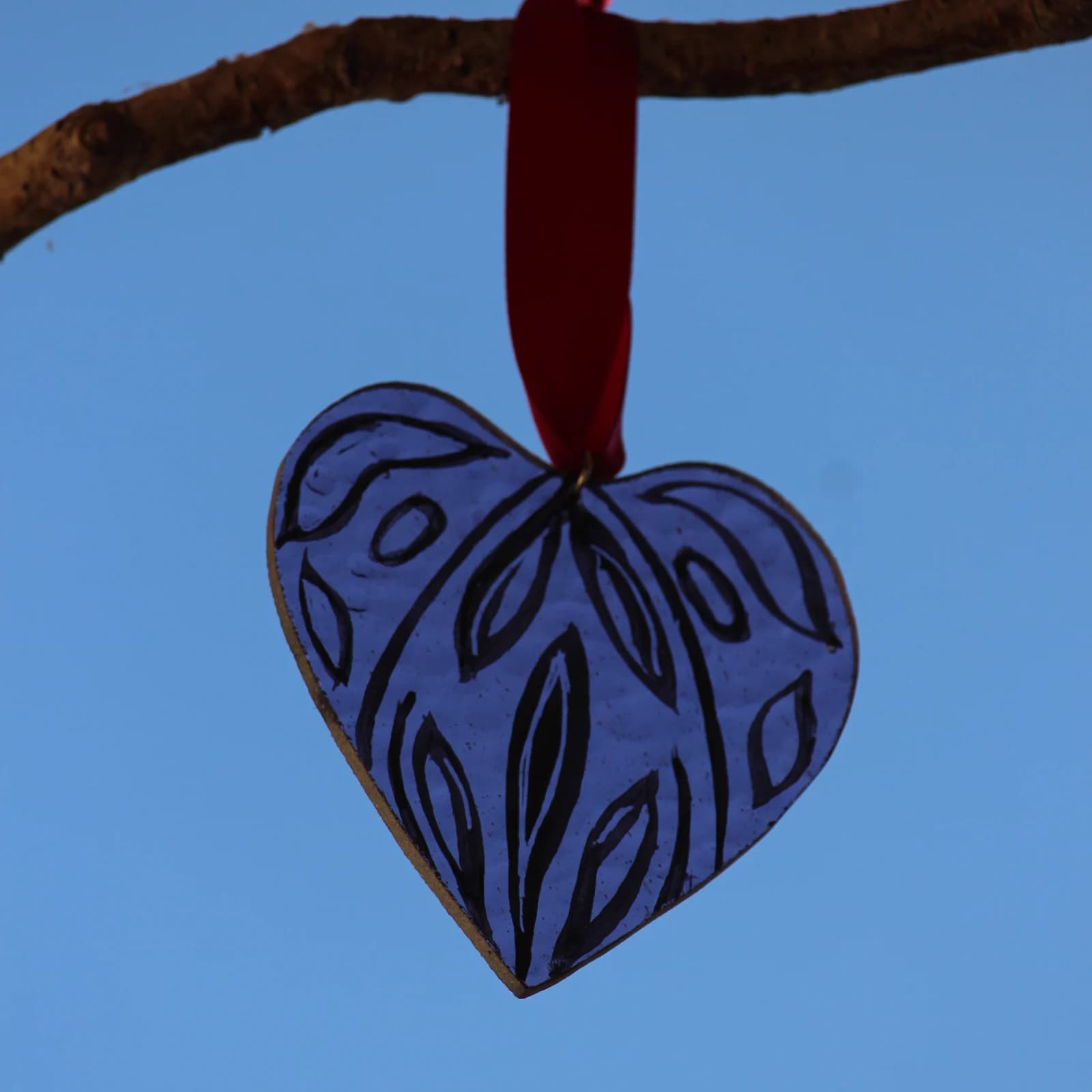 Cœur suspendu en verre peint, violet