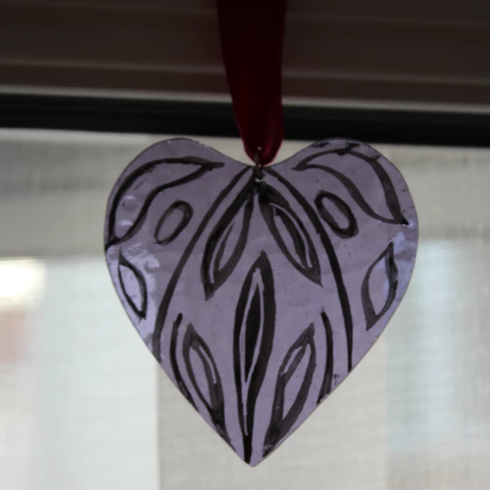 Cœur suspendu en verre peint, violet