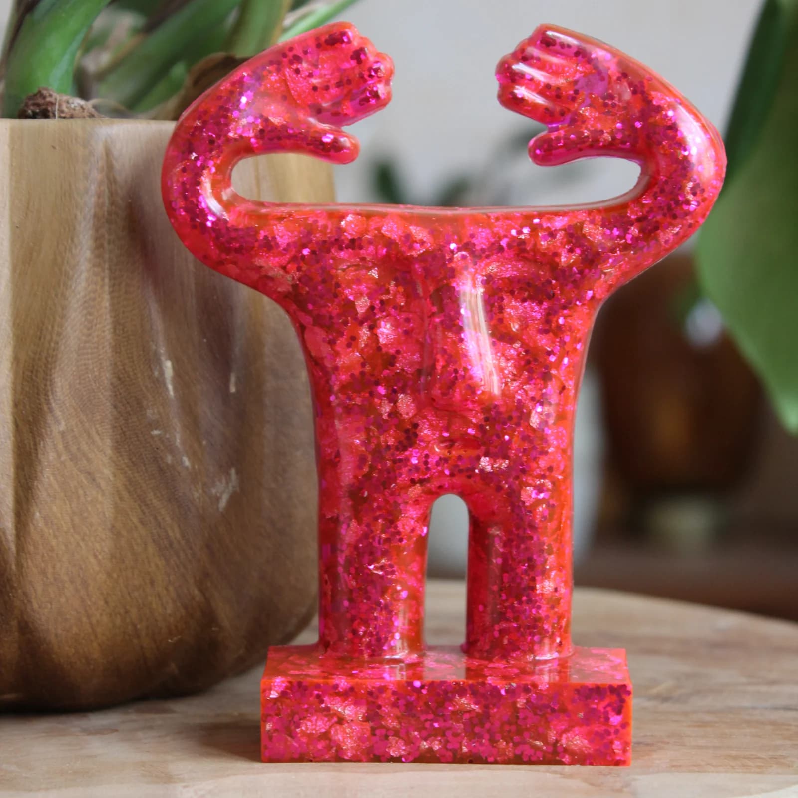 Statuette Hautlesmains en résine rose et cuivre