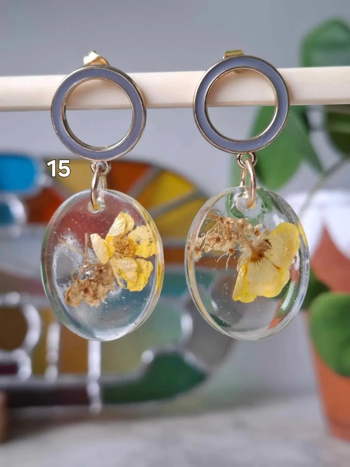 Boucles d'oreilles pendantes ovales en résine transparente avec fleurs séchées jaunes et anneaux gris