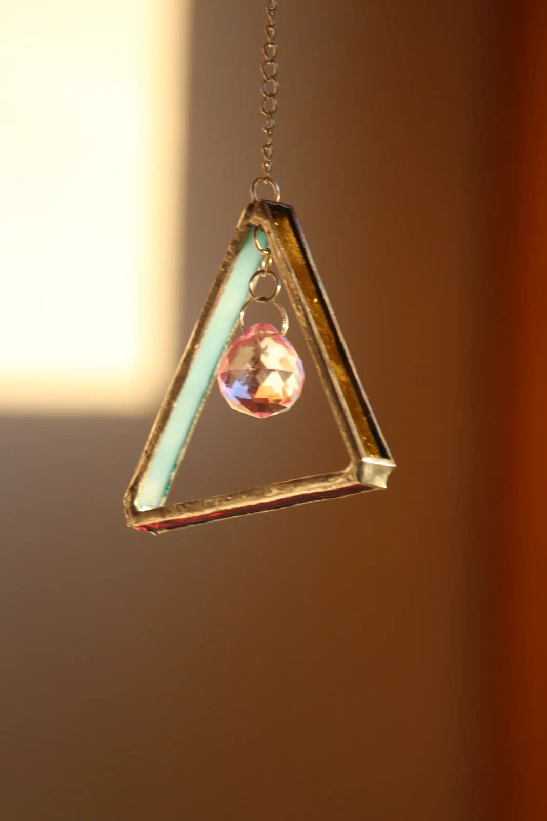 Attrape-soleil triangle en vitrail avec pampille en cristal facette suspendu a une chaine en metal
