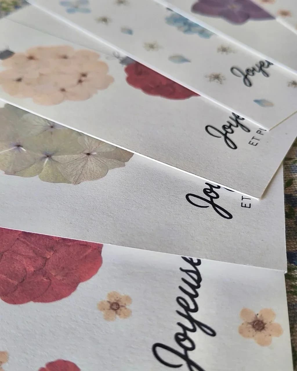 Lot de trois cartes postales de Noël fleuries avec motif boule verte