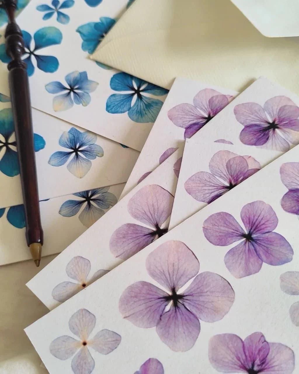 Cartes fleuries aux motifs d'hortensias bleus turquoise et violets sur tissu à motifs