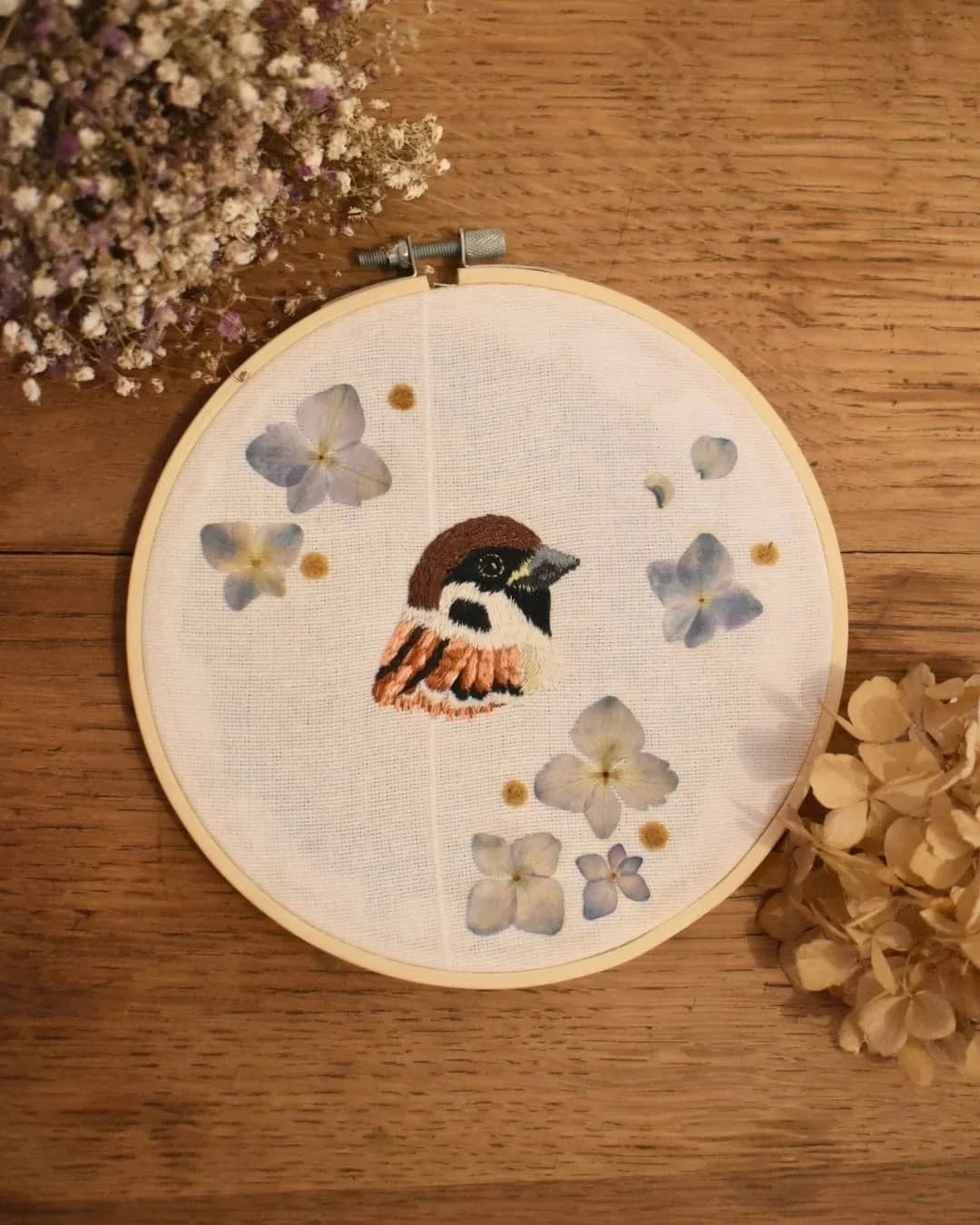 Broderie Moineau friquet fleuri