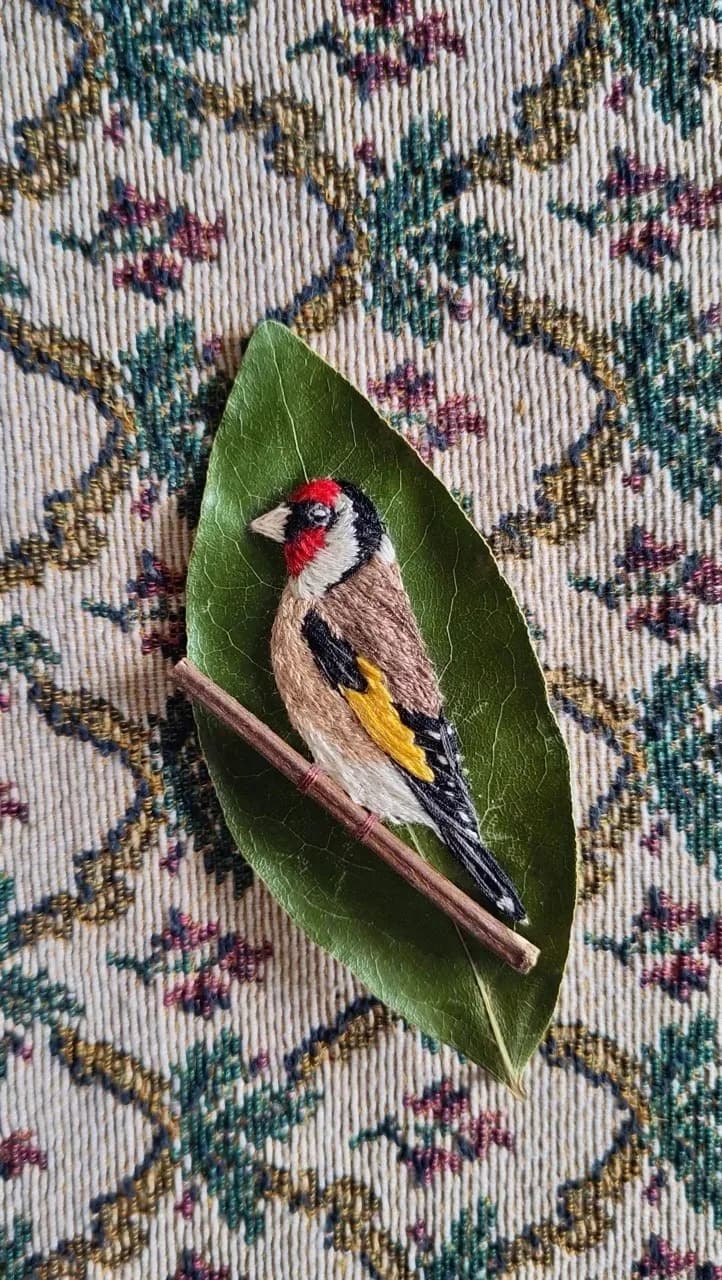 Broderie sur feuille d’arbre - Chardonneret élégant