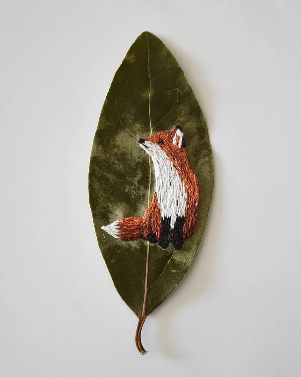 Broderie sur feuille d’arbre - Renard roux