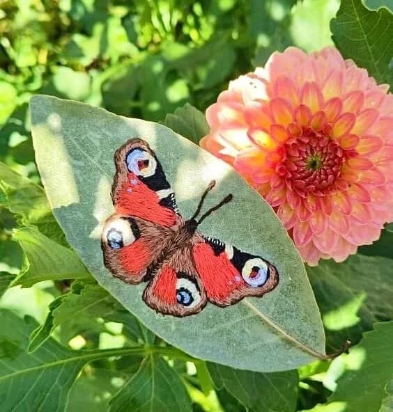 Broderie sur feuille d’arbre - Paon du jour