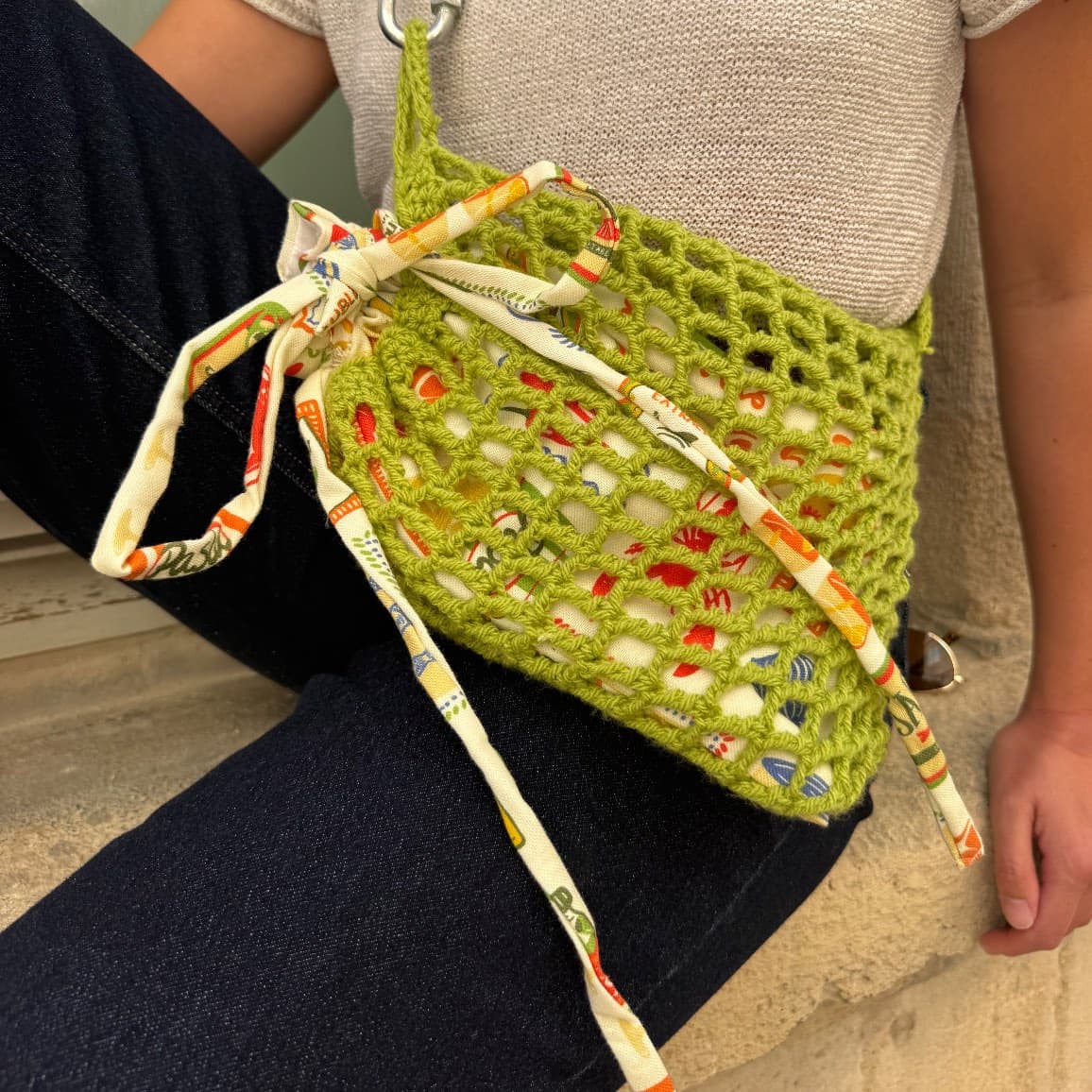 Sac banane en maille verte et tissu imprimé