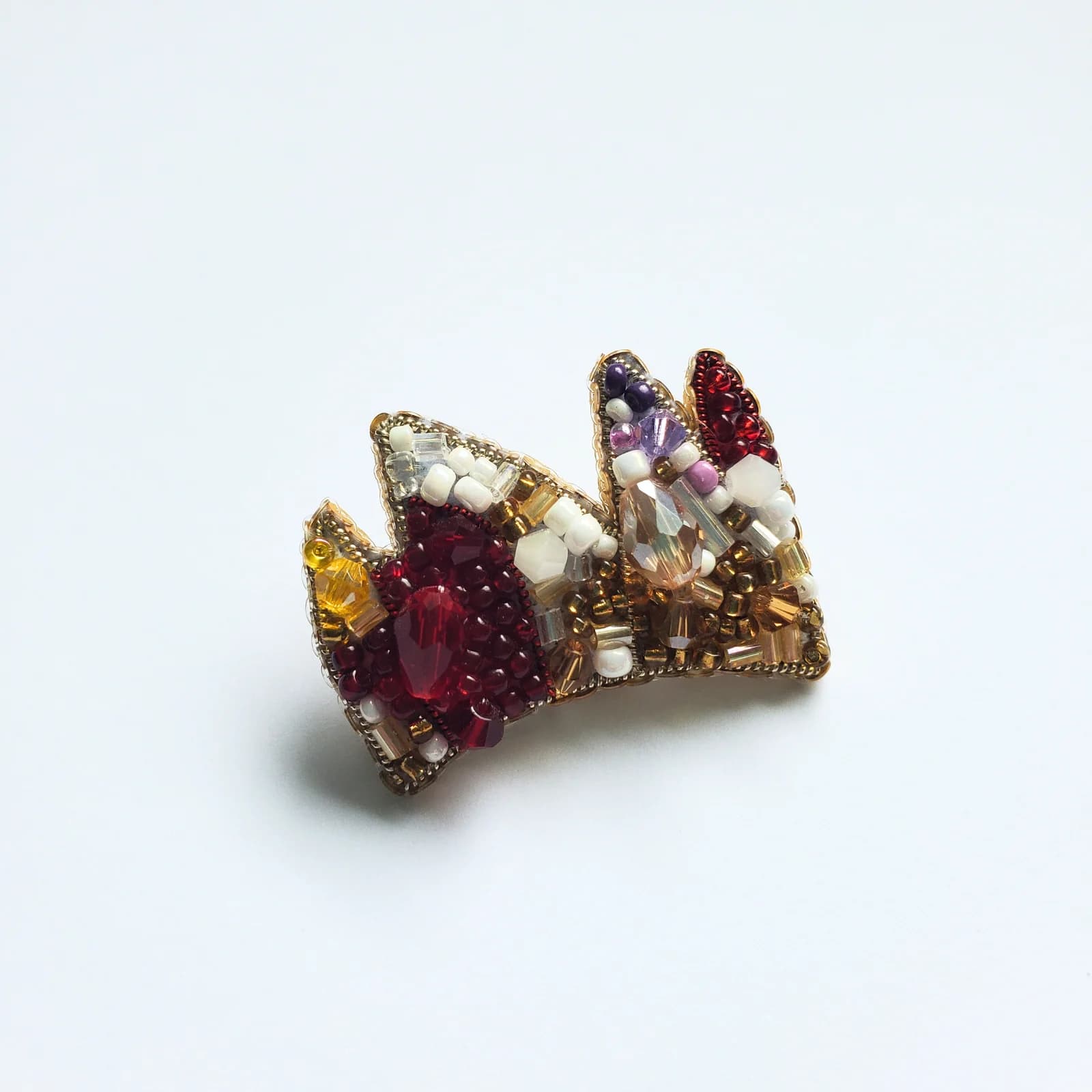 Mini pin en forme de couronne brodé de perles, cannetille et sequins rouges et dorés