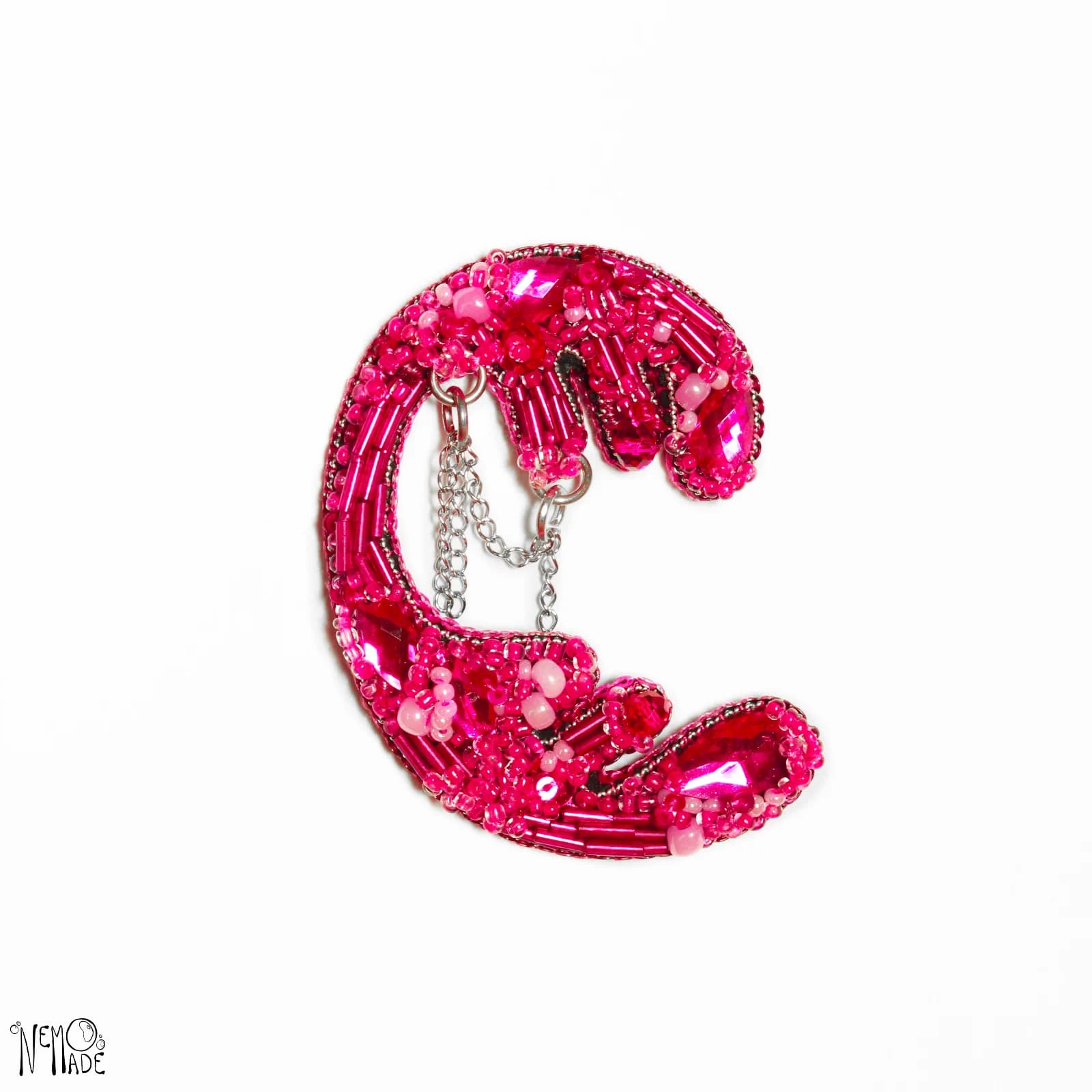 Broche pin Métamorphose brodée de perles et sequins rose fuchsia avec chaînettes pendantes