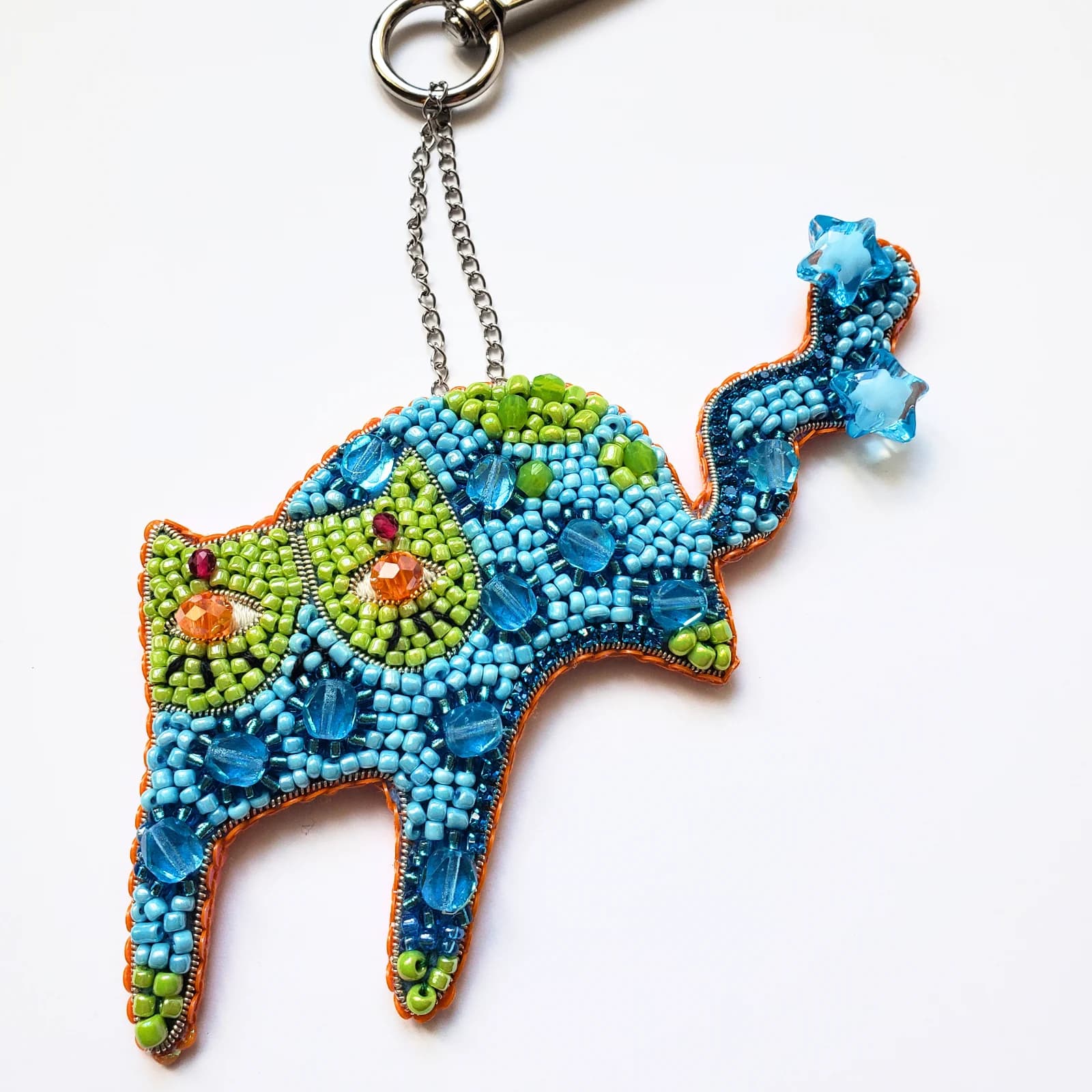 Porte-clé chat brodé à la main de perles bleues et vertes, avec chaînette et anneau métallique.