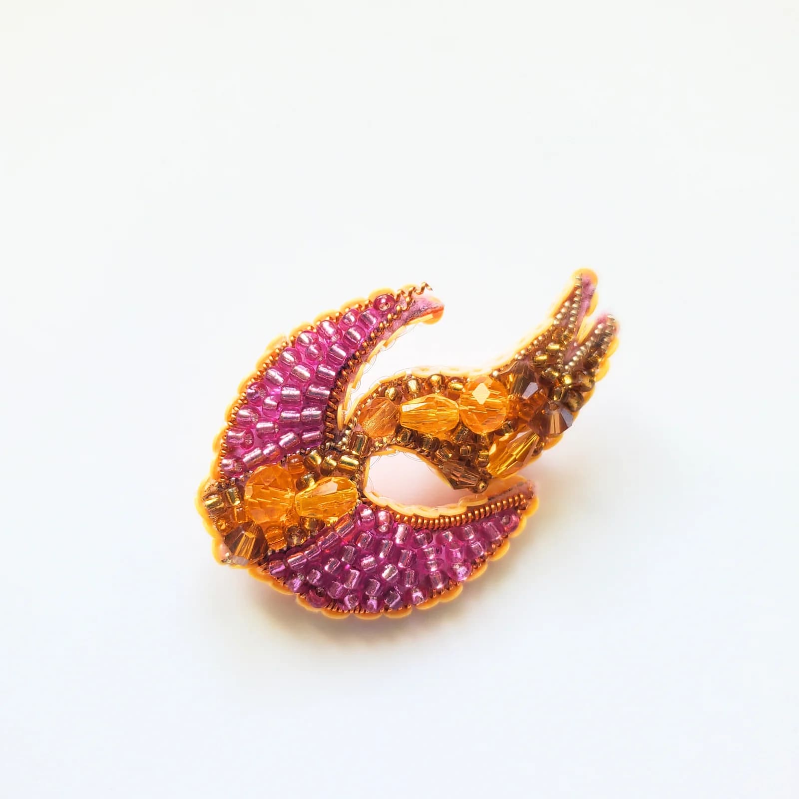 Pin brodé Lune Rose orné de perles roses et dorées sur fond blanc