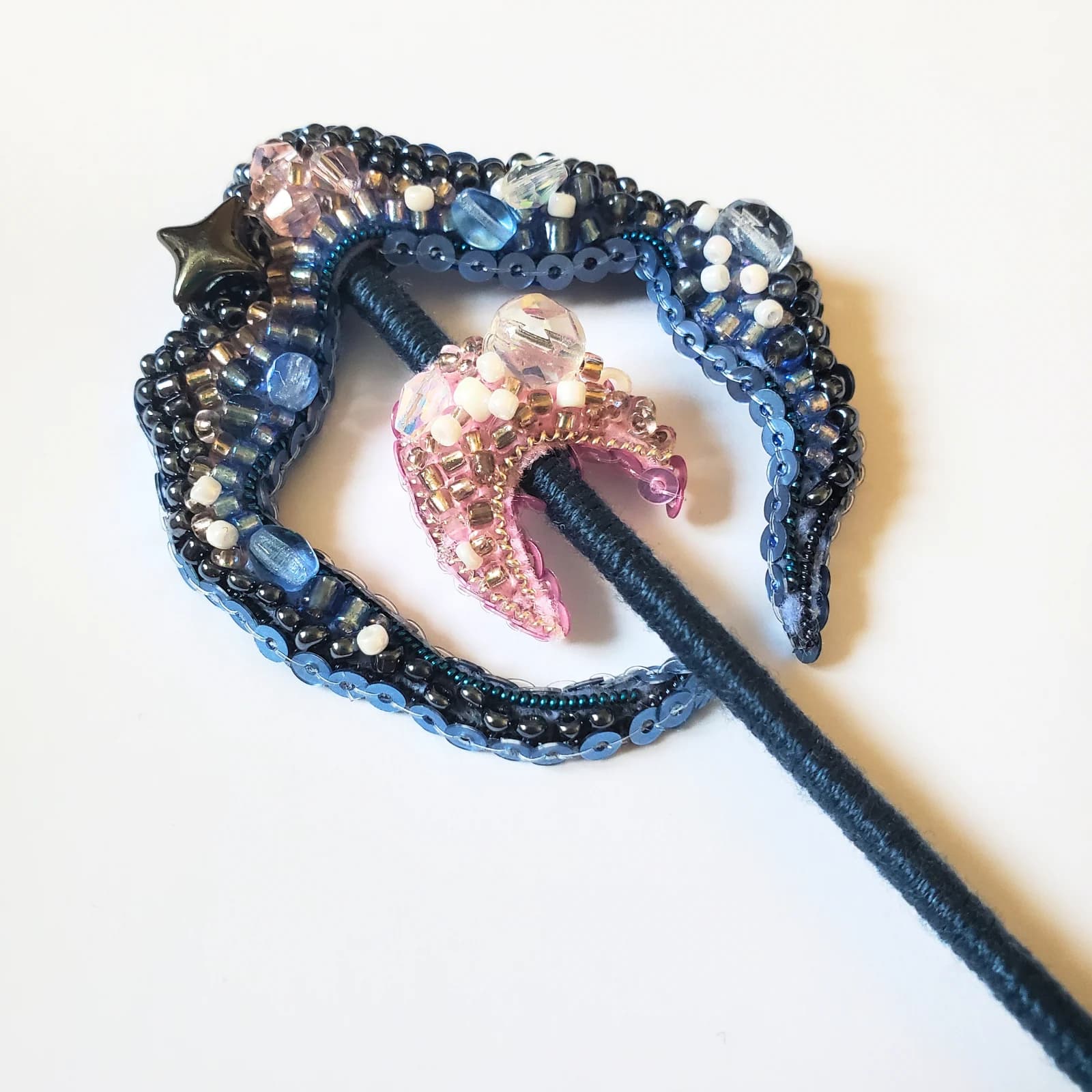 Pic à cheveux ERIN brodé de perles bleu nuit et sequins avec croissant rose et tige foncée.