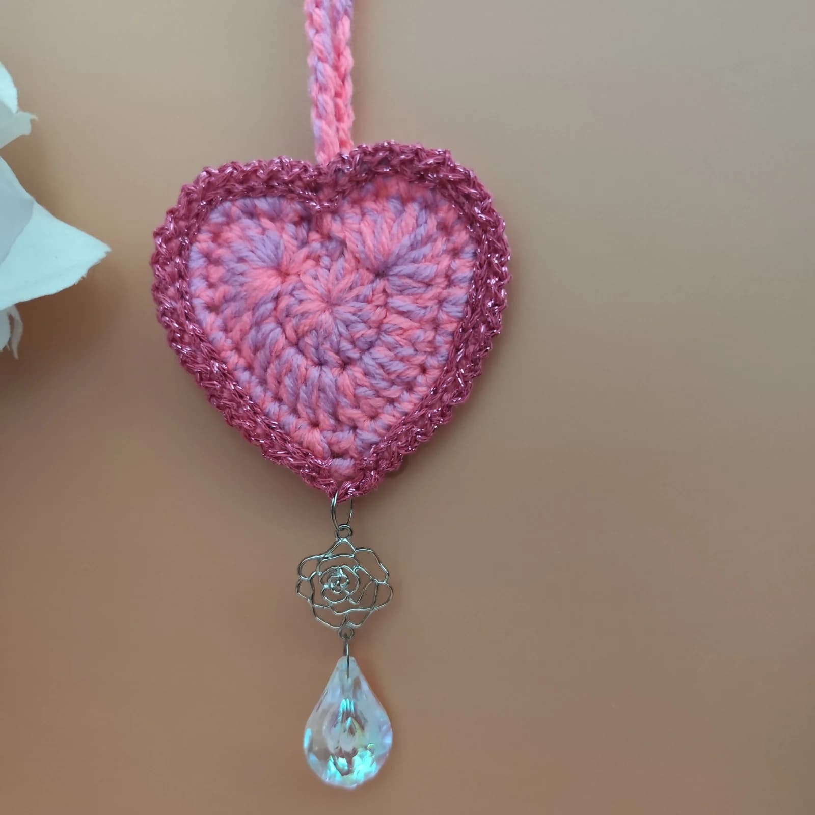 Attrape-soleil cœur en crochet rose et breloque florale