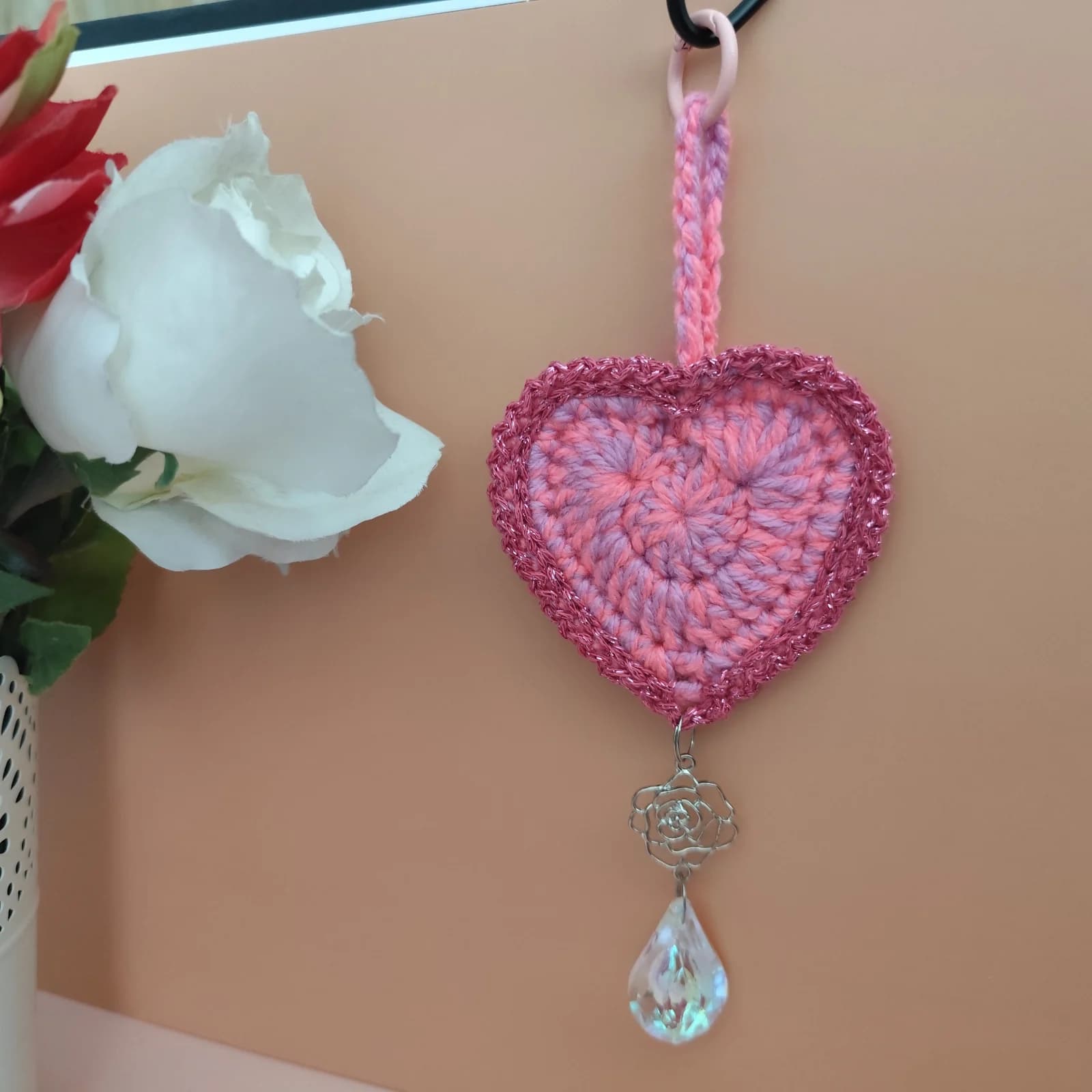 Attrape-soleil cœur en crochet rose et breloque florale