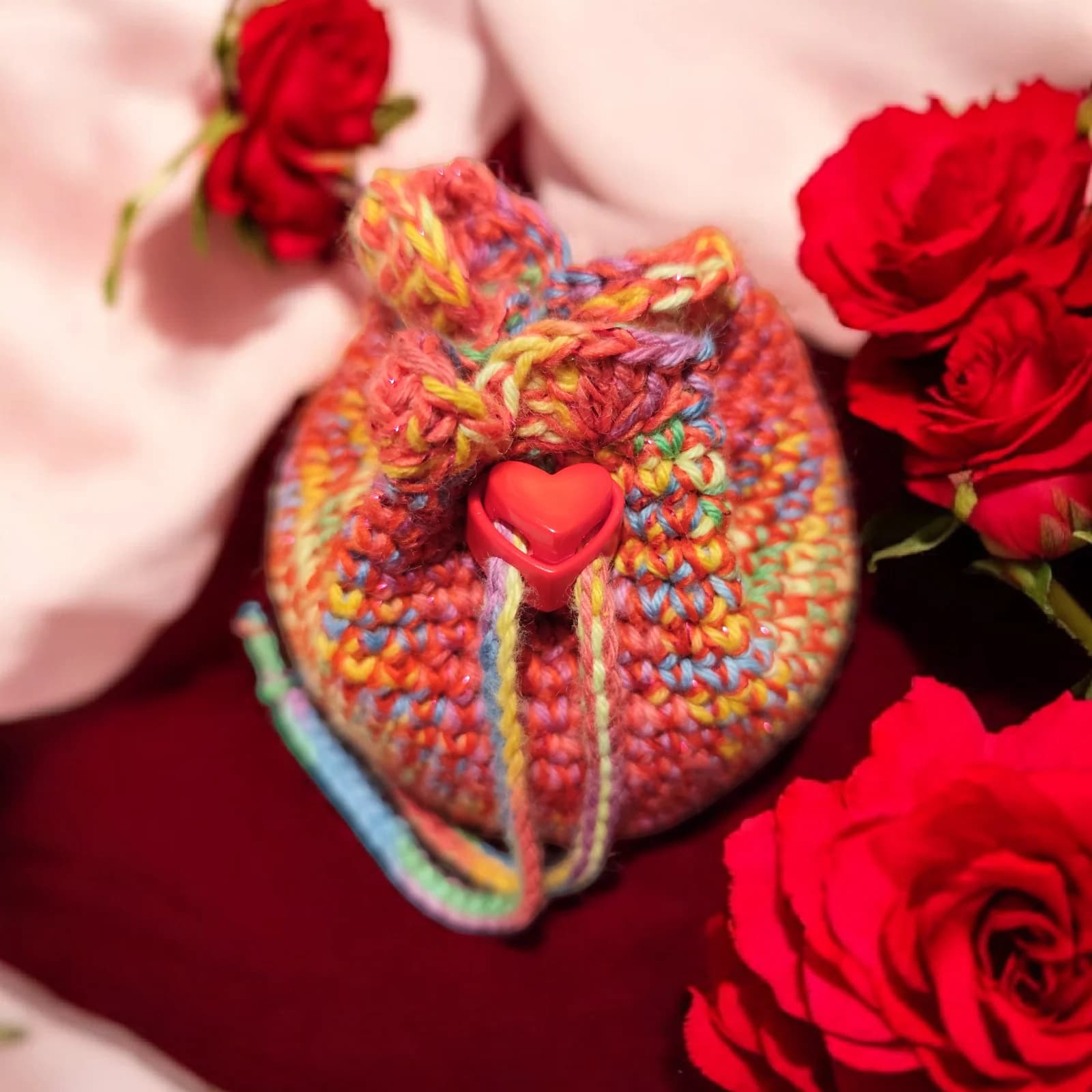Petite bourse multicolore au crochet avec lien cœur