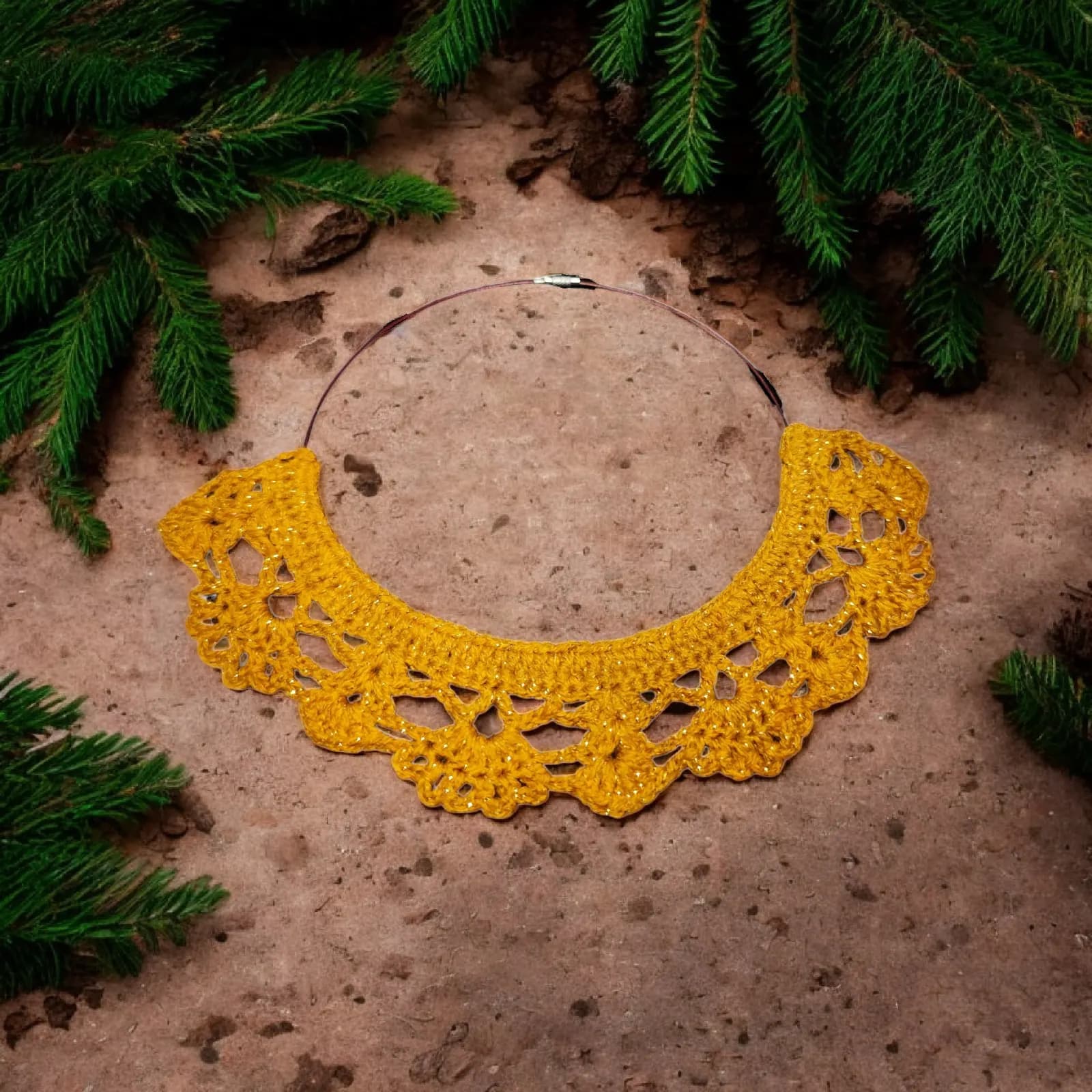 Collier ras de cou rigide en crochet ajouré jaune