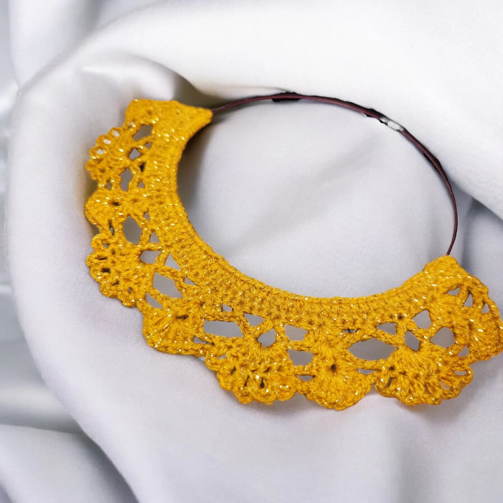 Collier ras de cou rigide en crochet ajouré jaune