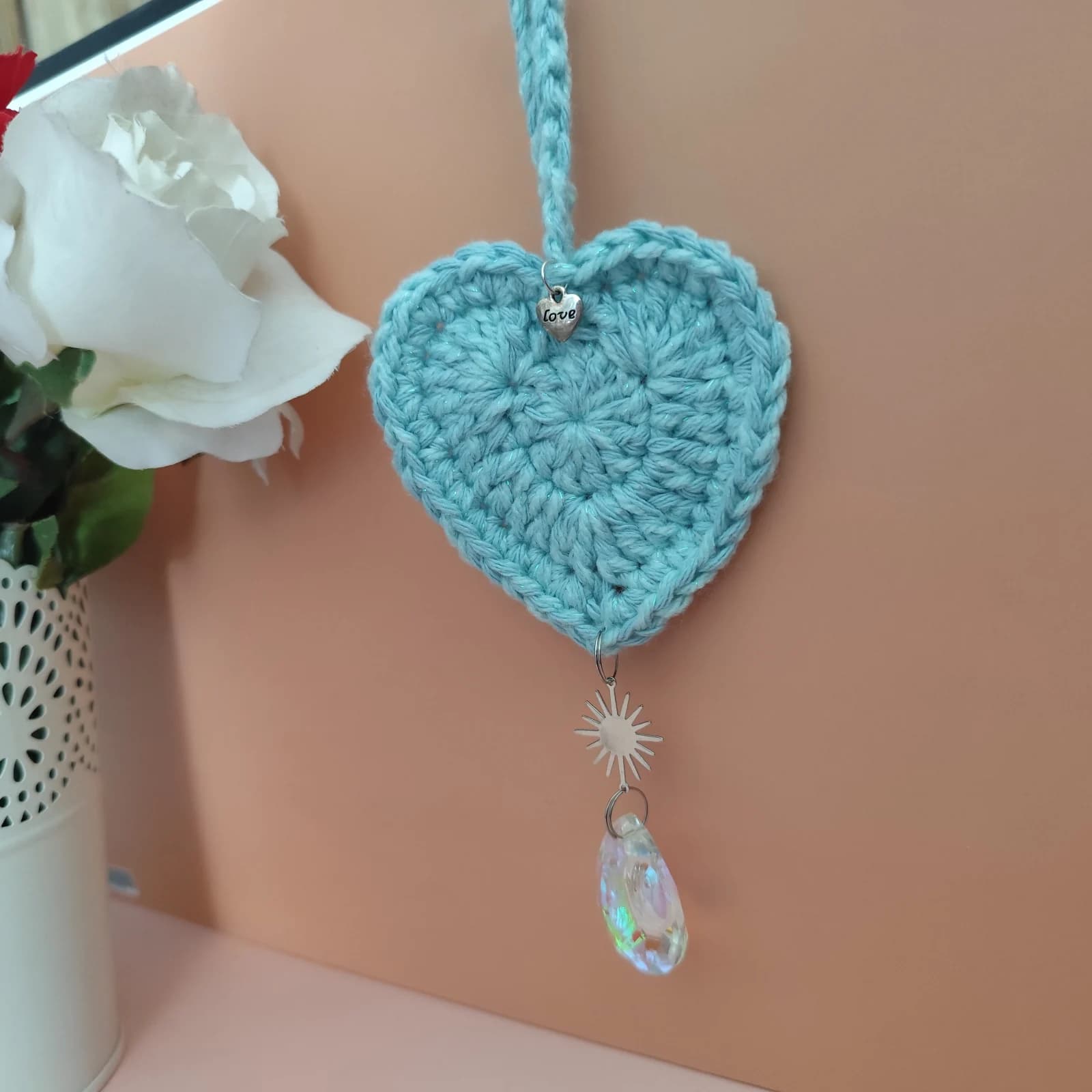 Attrape-soleil cœur en crochet bleu ciel et pampille irisée