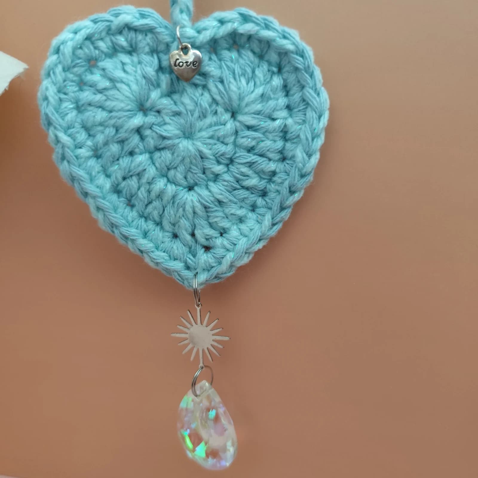 Attrape-soleil cœur en crochet bleu ciel et pampille irisée