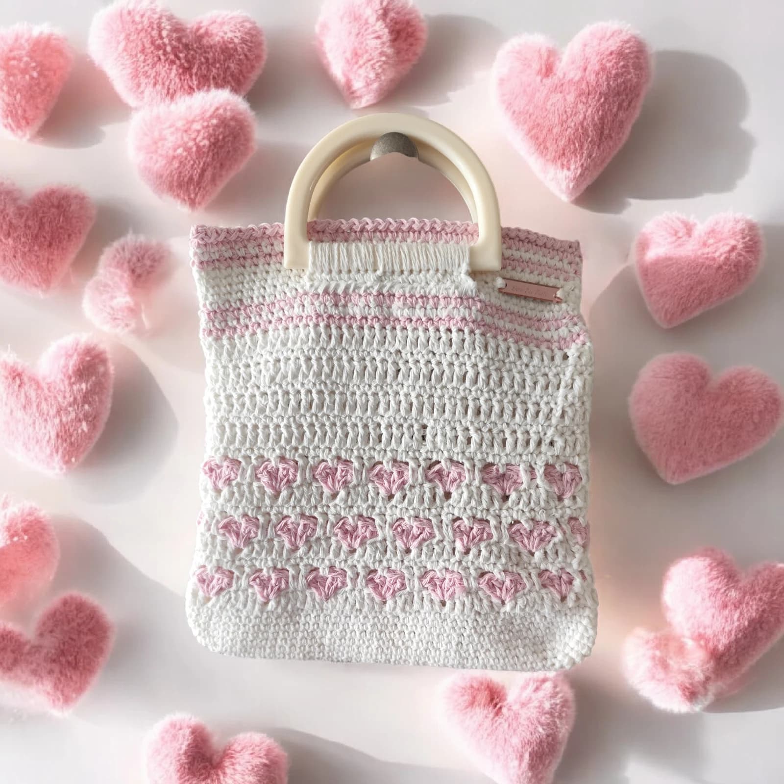 Sac à main au crochet blanc et motifs cœurs roses