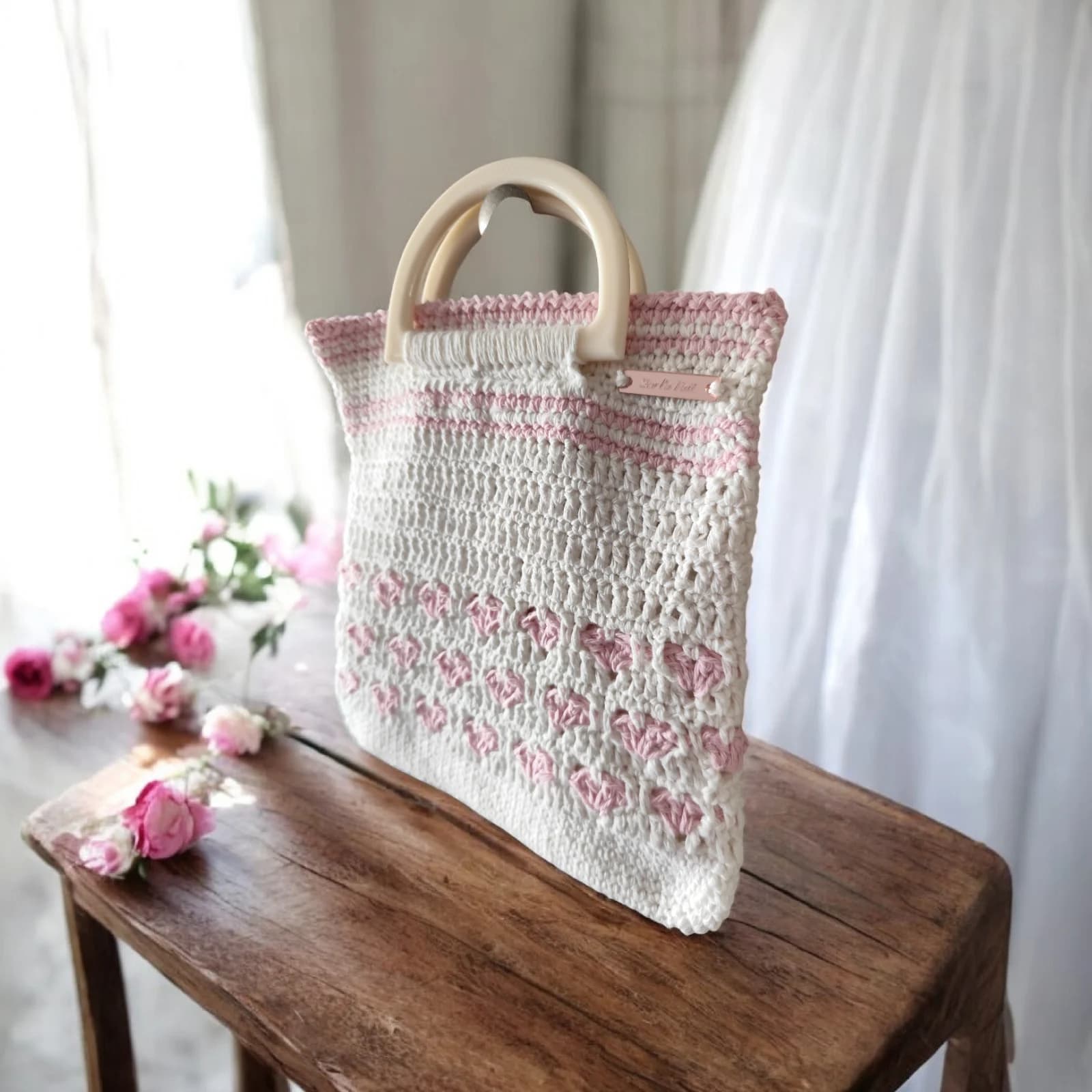 Sac à main au crochet blanc et motifs cœurs roses