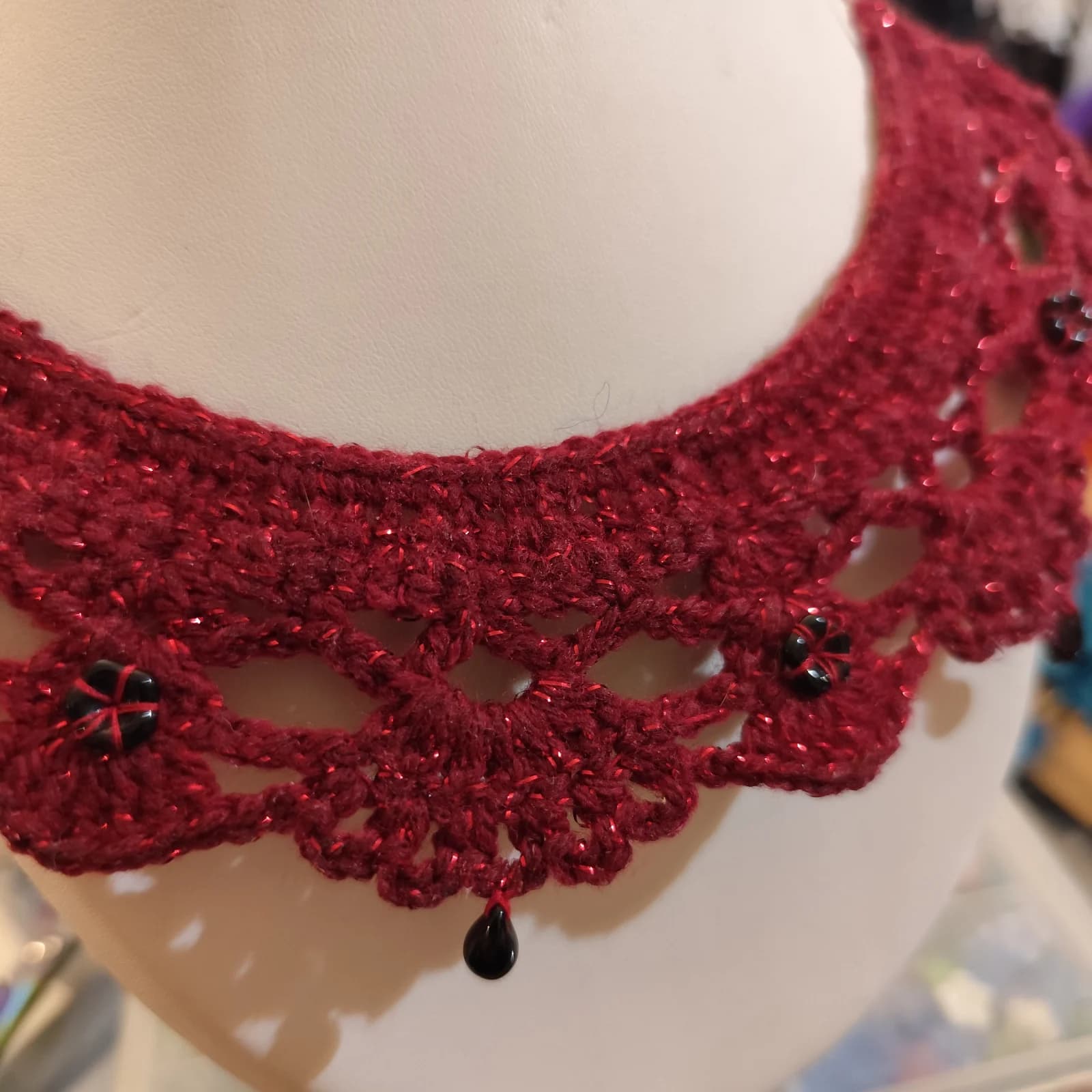 Collier ras du cou ajouré rouge scintillant et perles noires