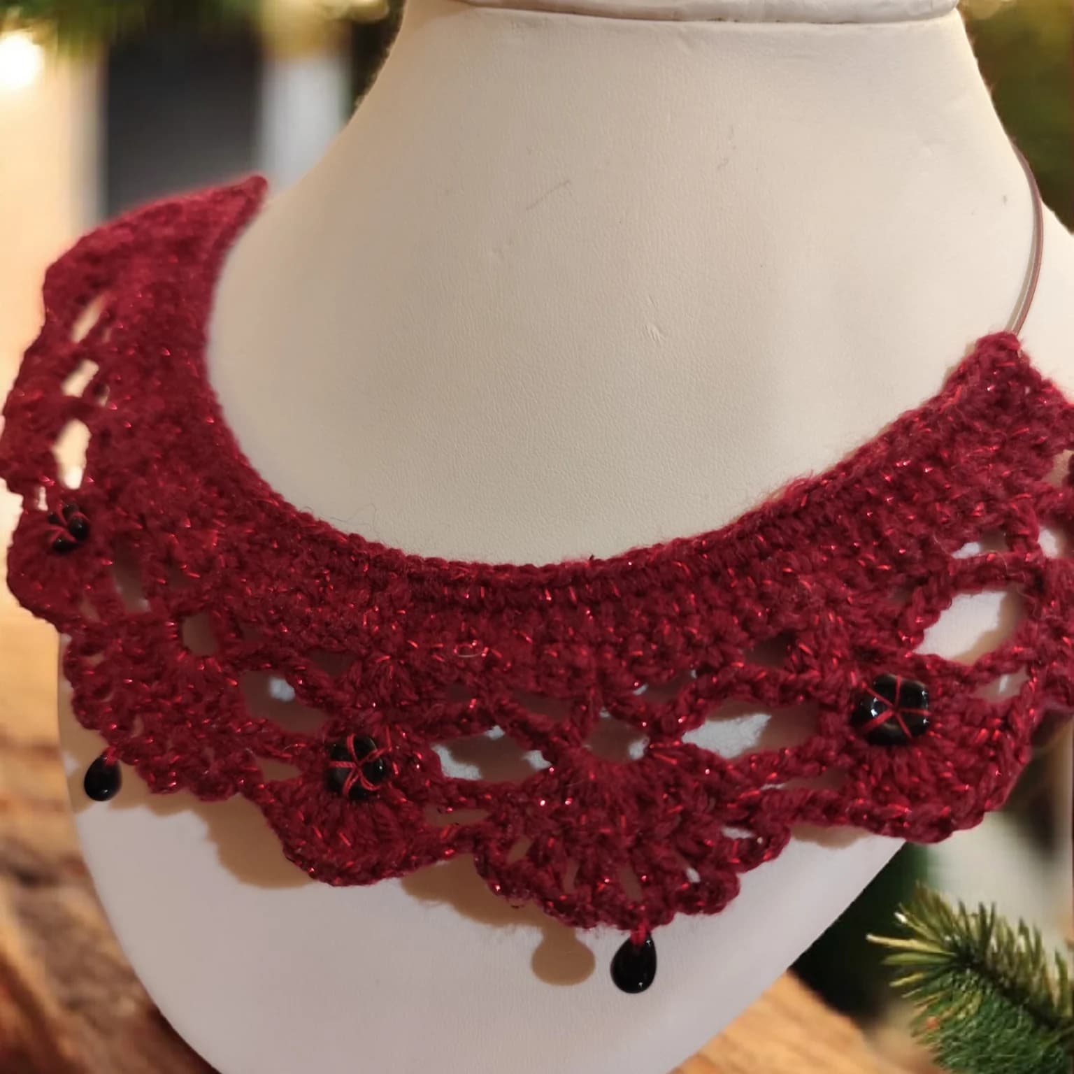 Collier ras du cou ajouré rouge scintillant et perles noires