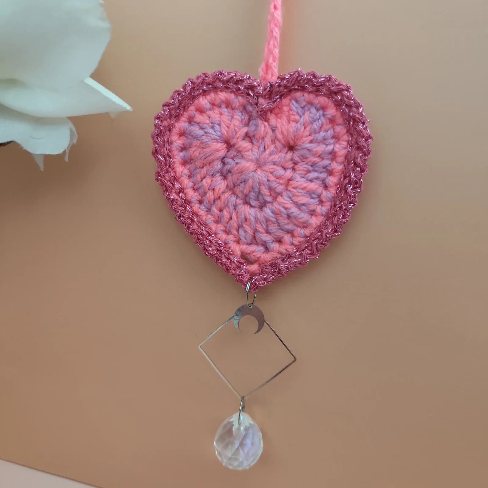 Attrape-soleil cœur au crochet rose et prisme transparent