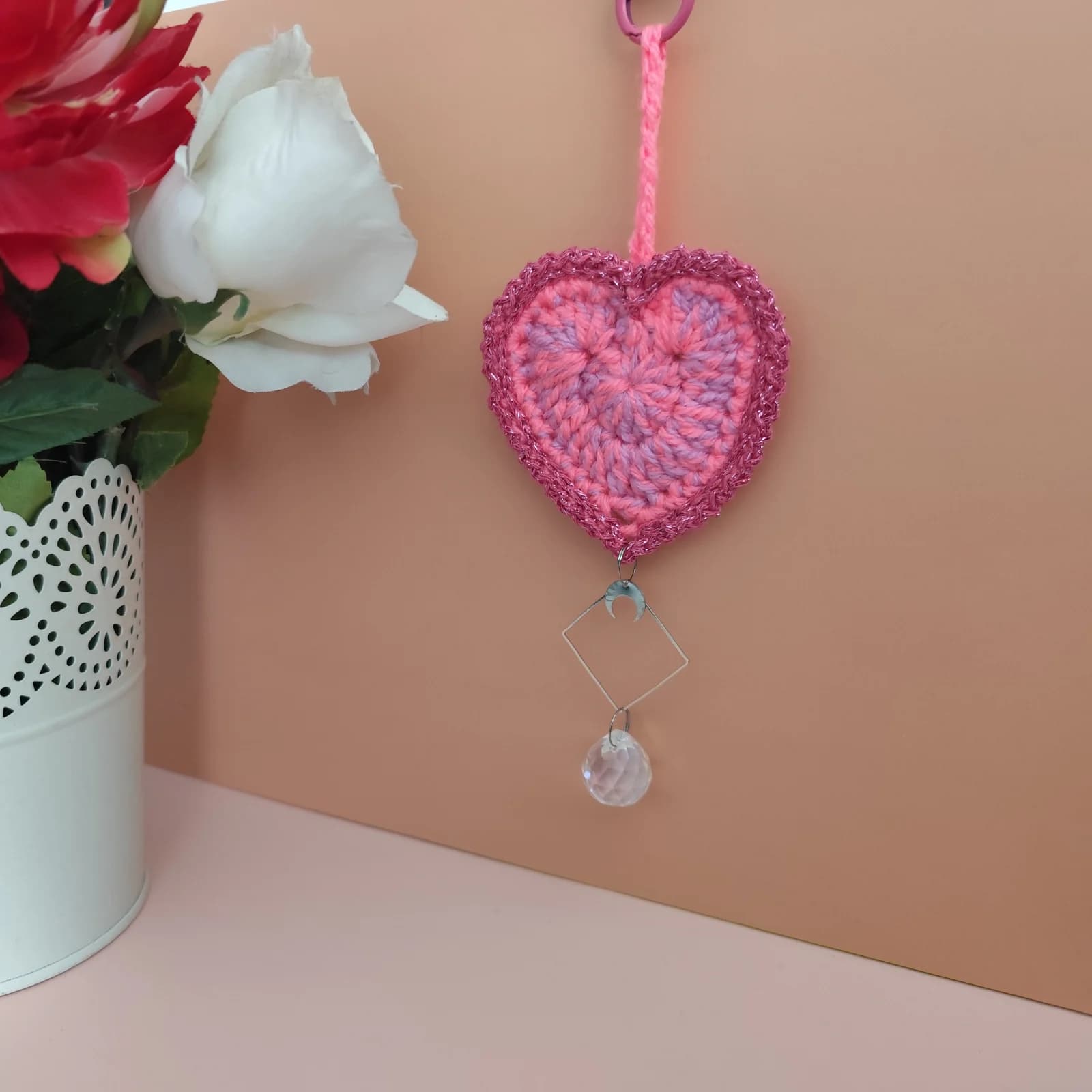 Attrape-soleil cœur au crochet rose et prisme transparent