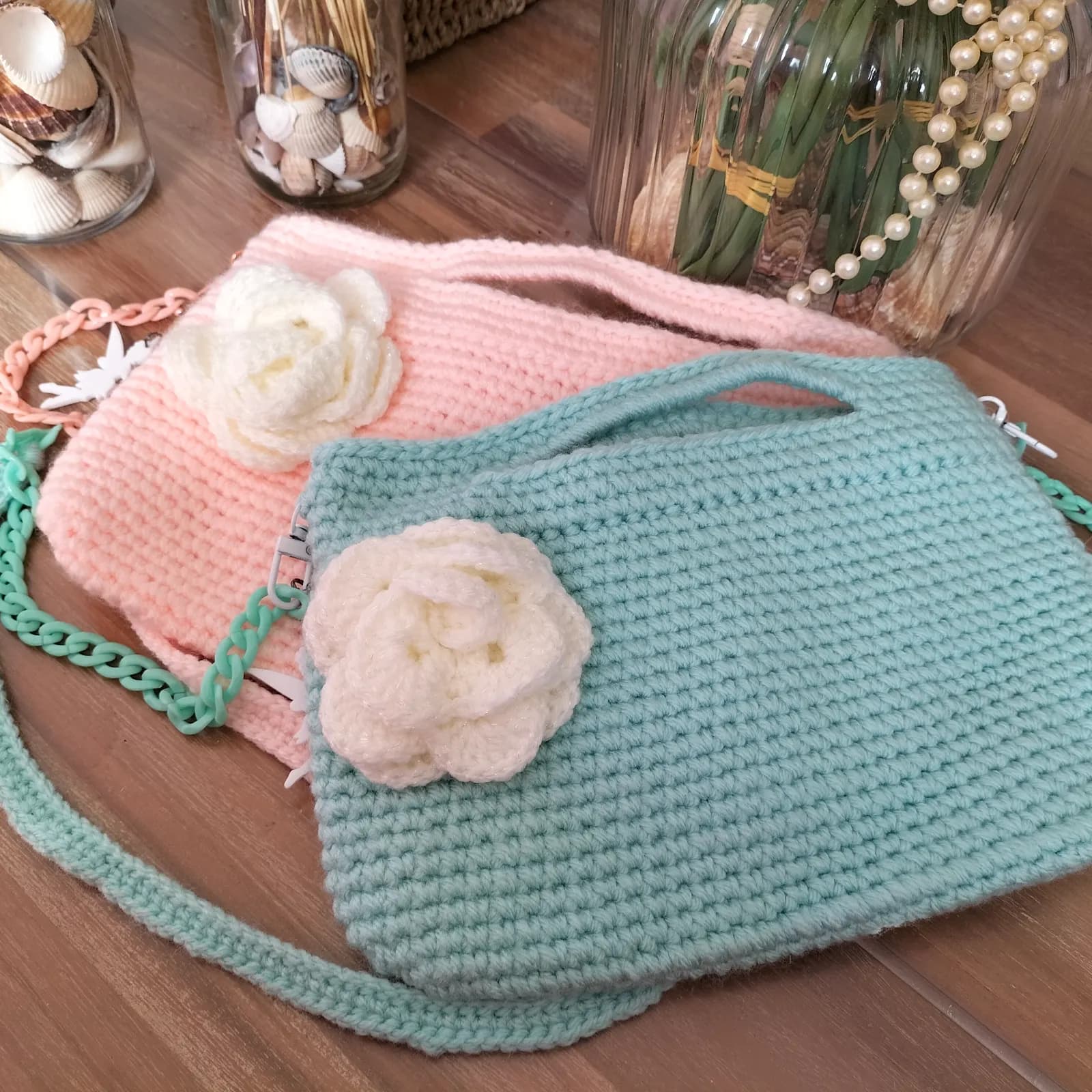 Sac à main rose au crochet avec fleur en relief