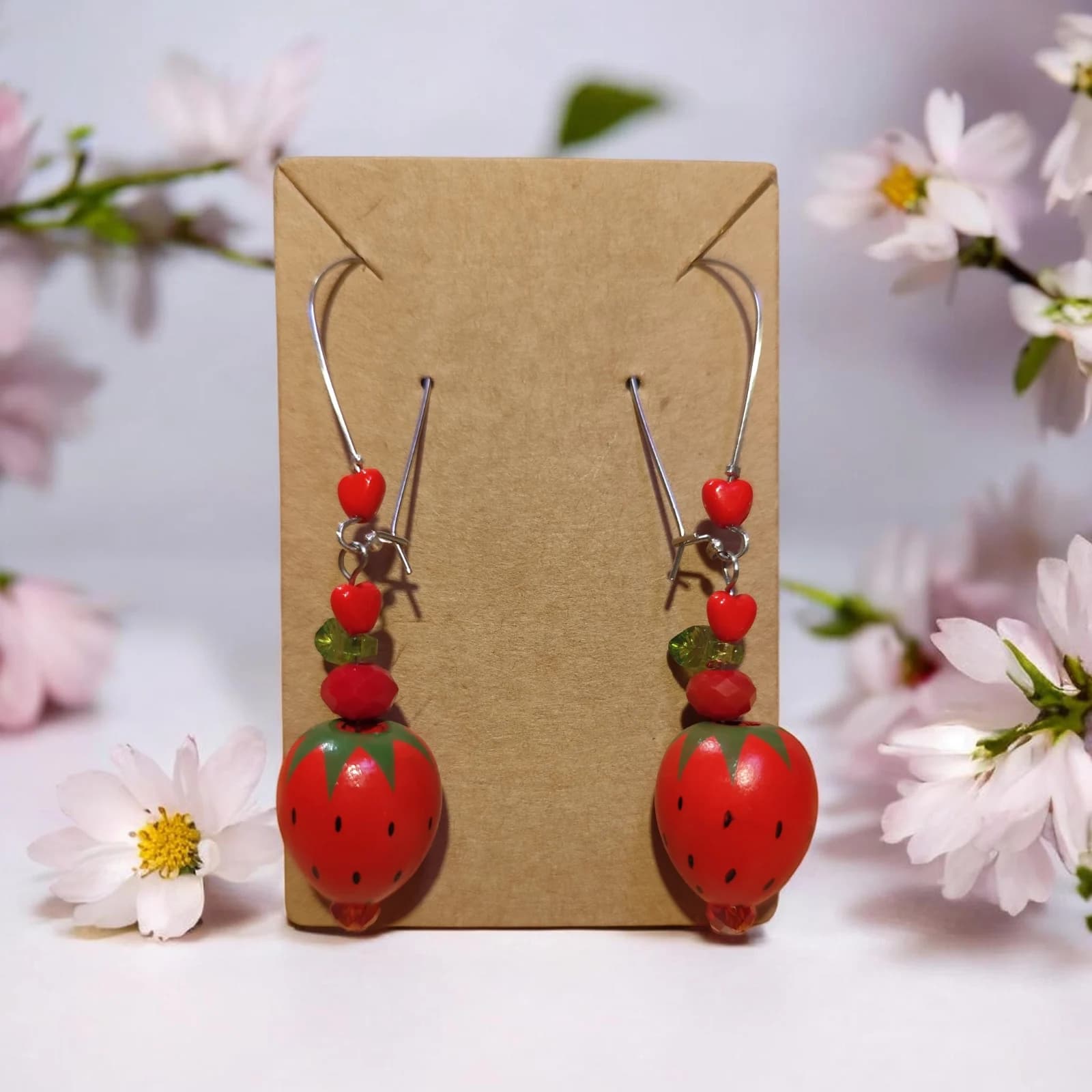 Boucles d’oreilles pendantes fraises et perles cœurs