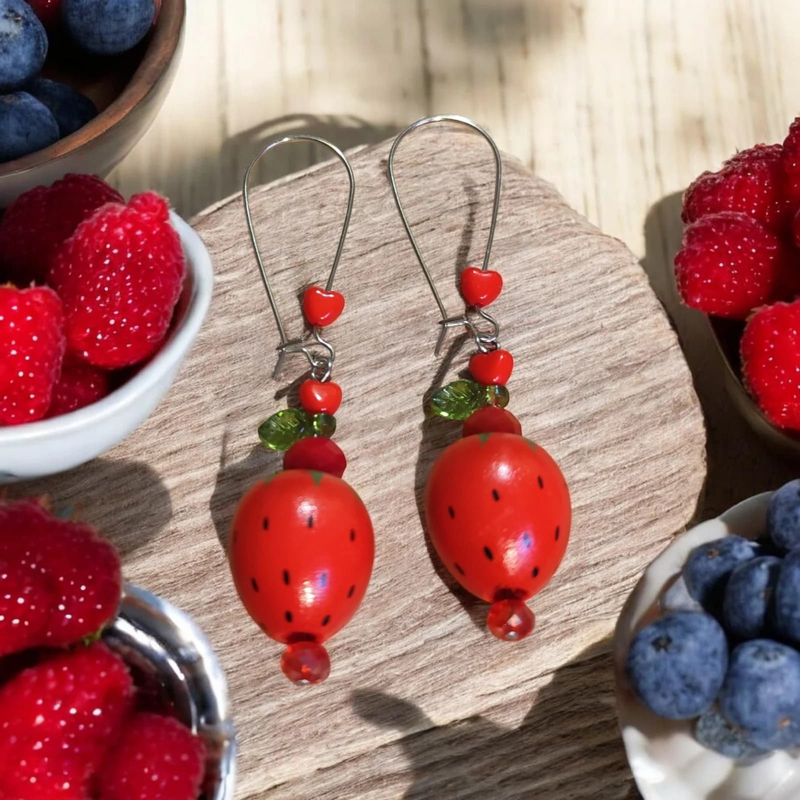 Boucles d’oreilles pendantes fraises et perles cœurs