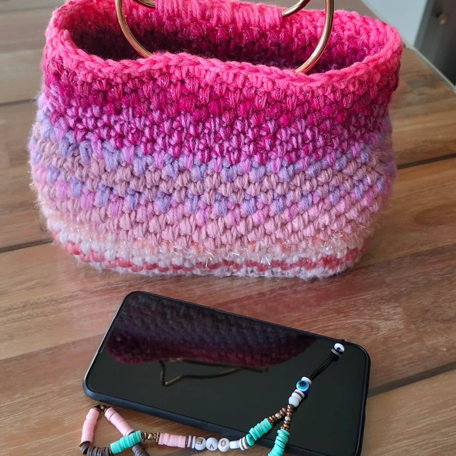 Sac à main au crochet en dégradé de rose et anses silhouette de chat