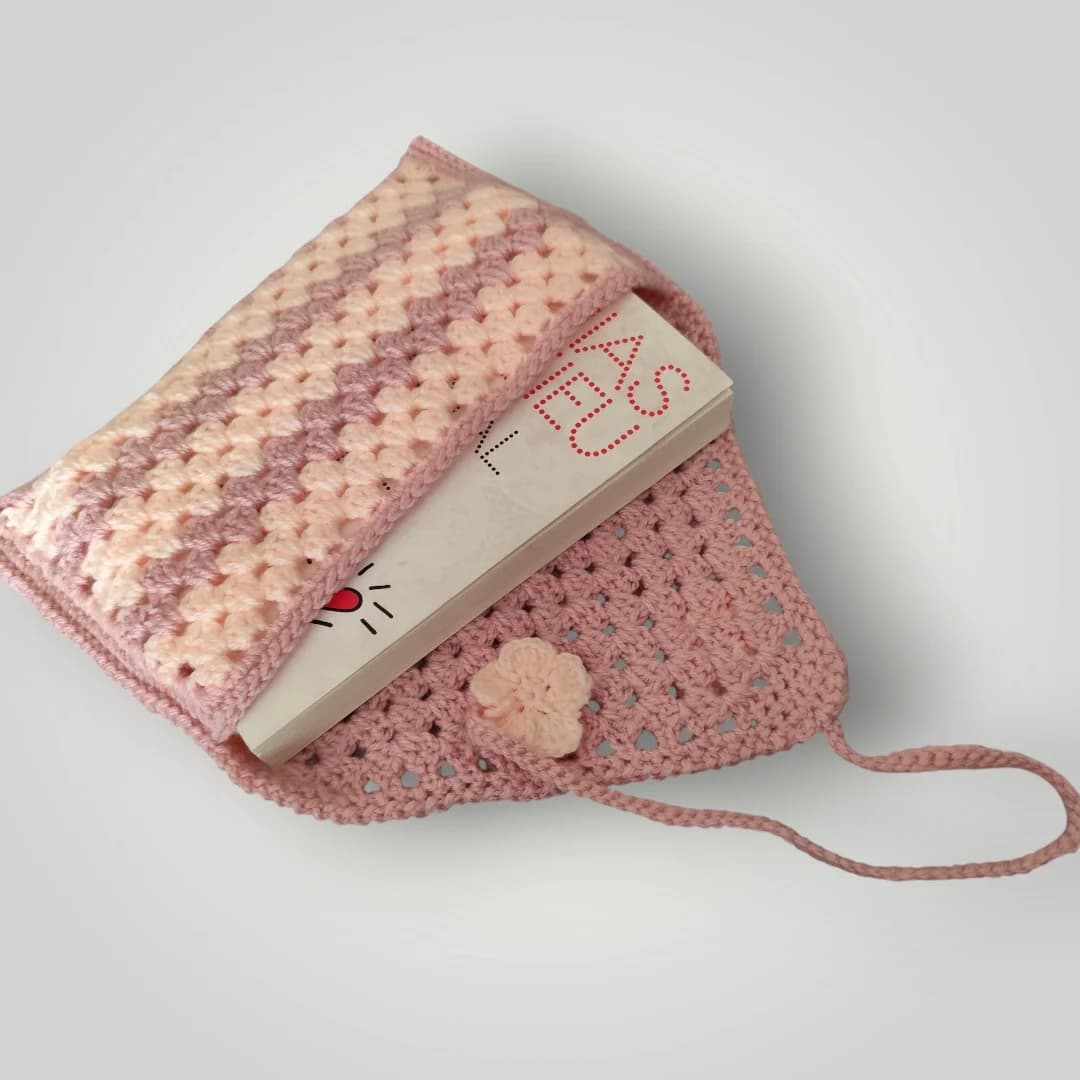 Étui pour livre au crochet rose poudré