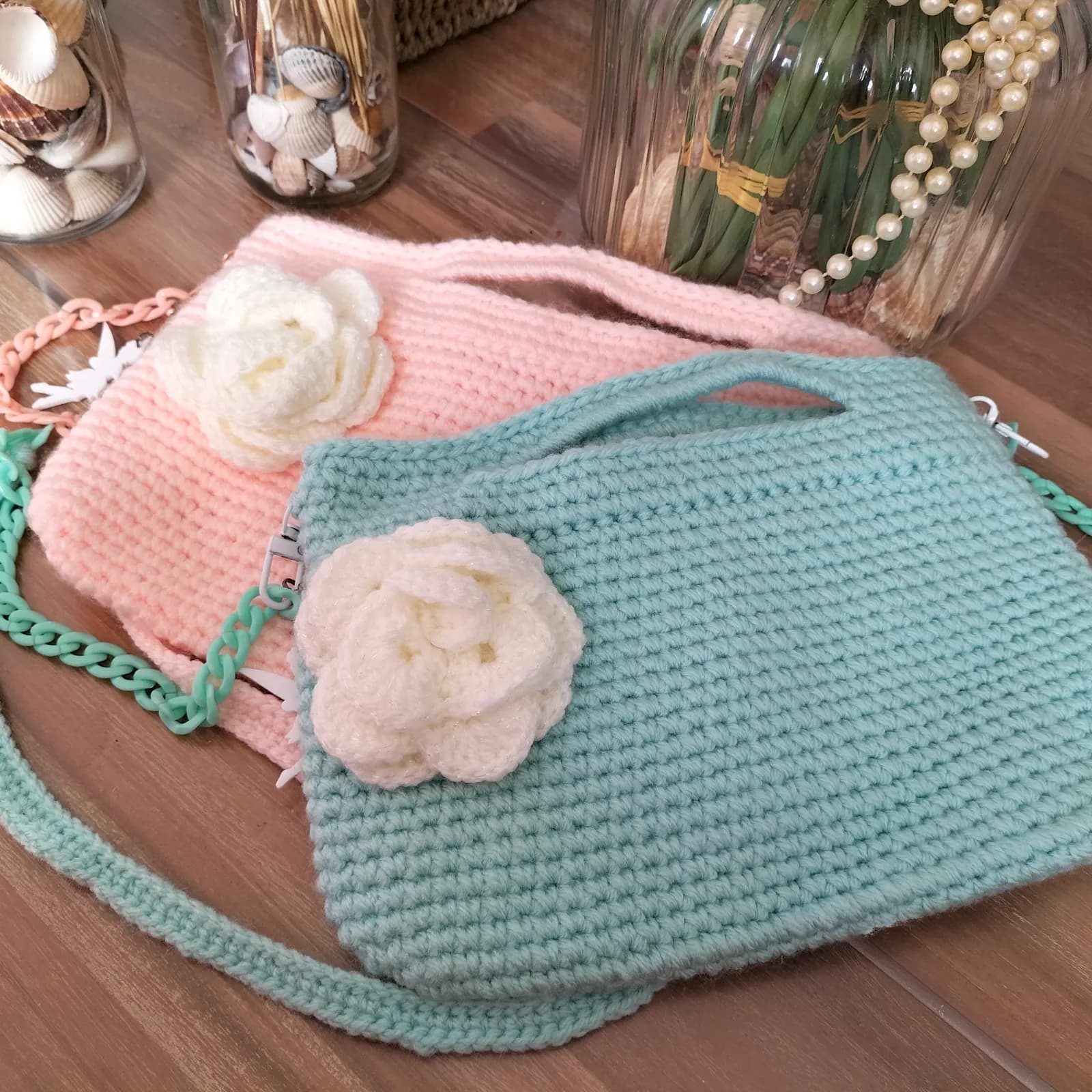 Sac à main bleu au crochet orné d’une fleur en relief