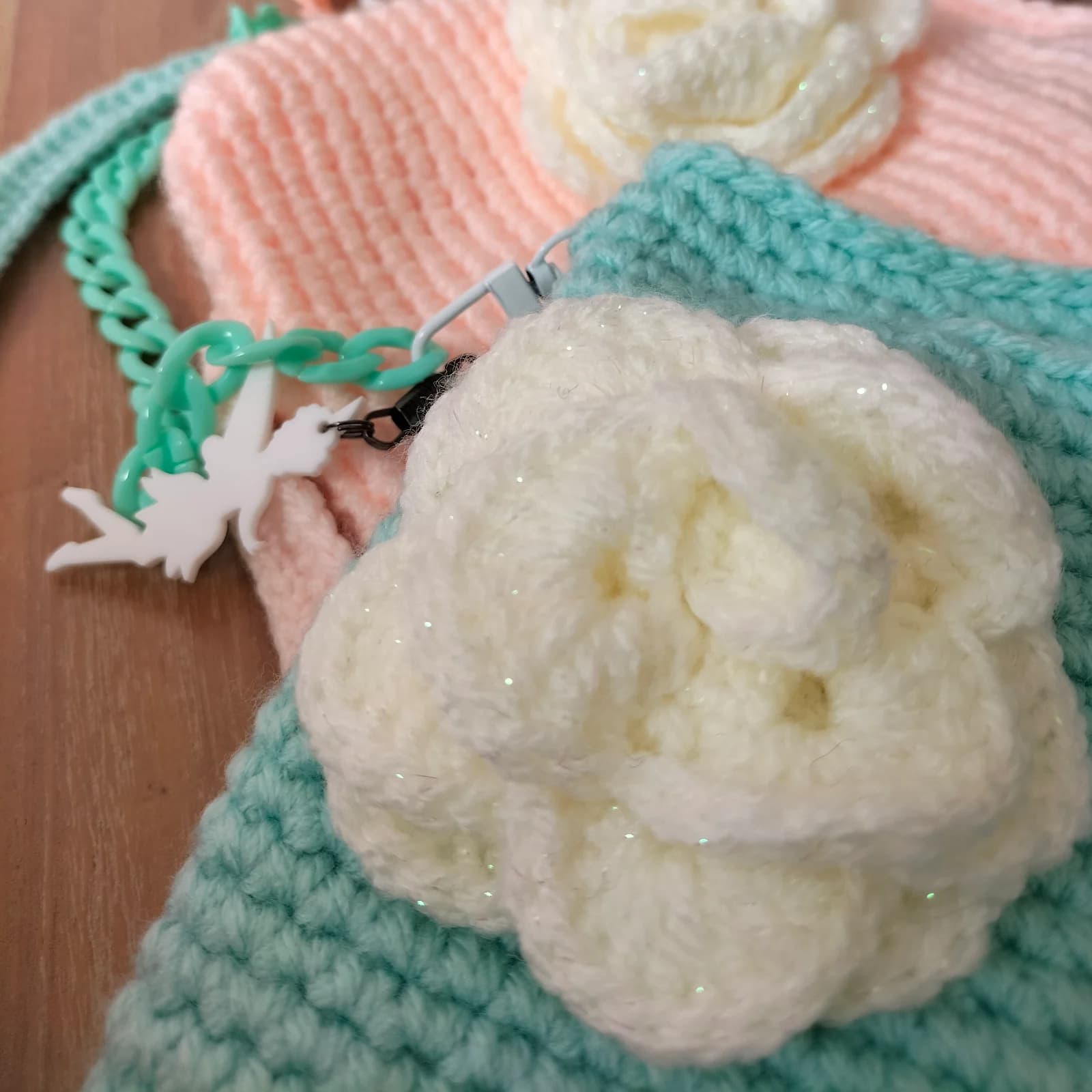Sac à main bleu au crochet orné d’une fleur en relief