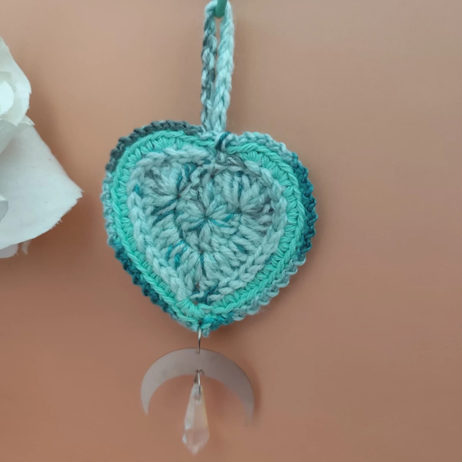 Suspension attrape-soleil cœur en crochet, camaïeu de bleu